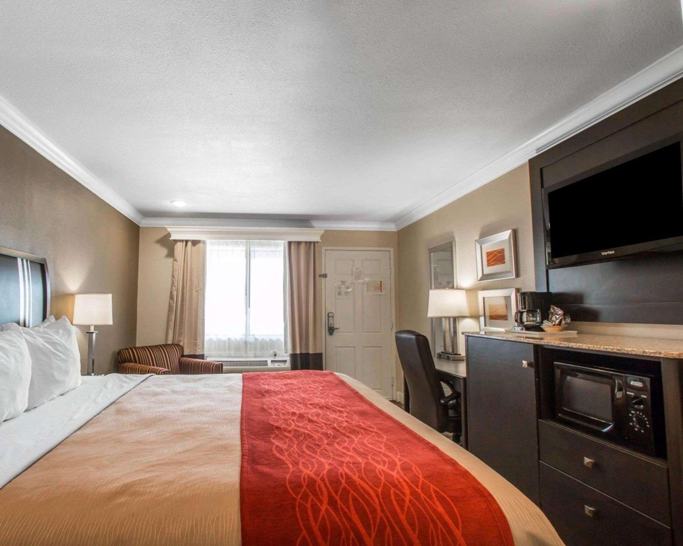 Standard Room, 1 King Bed, Non Smoking - Photo 2