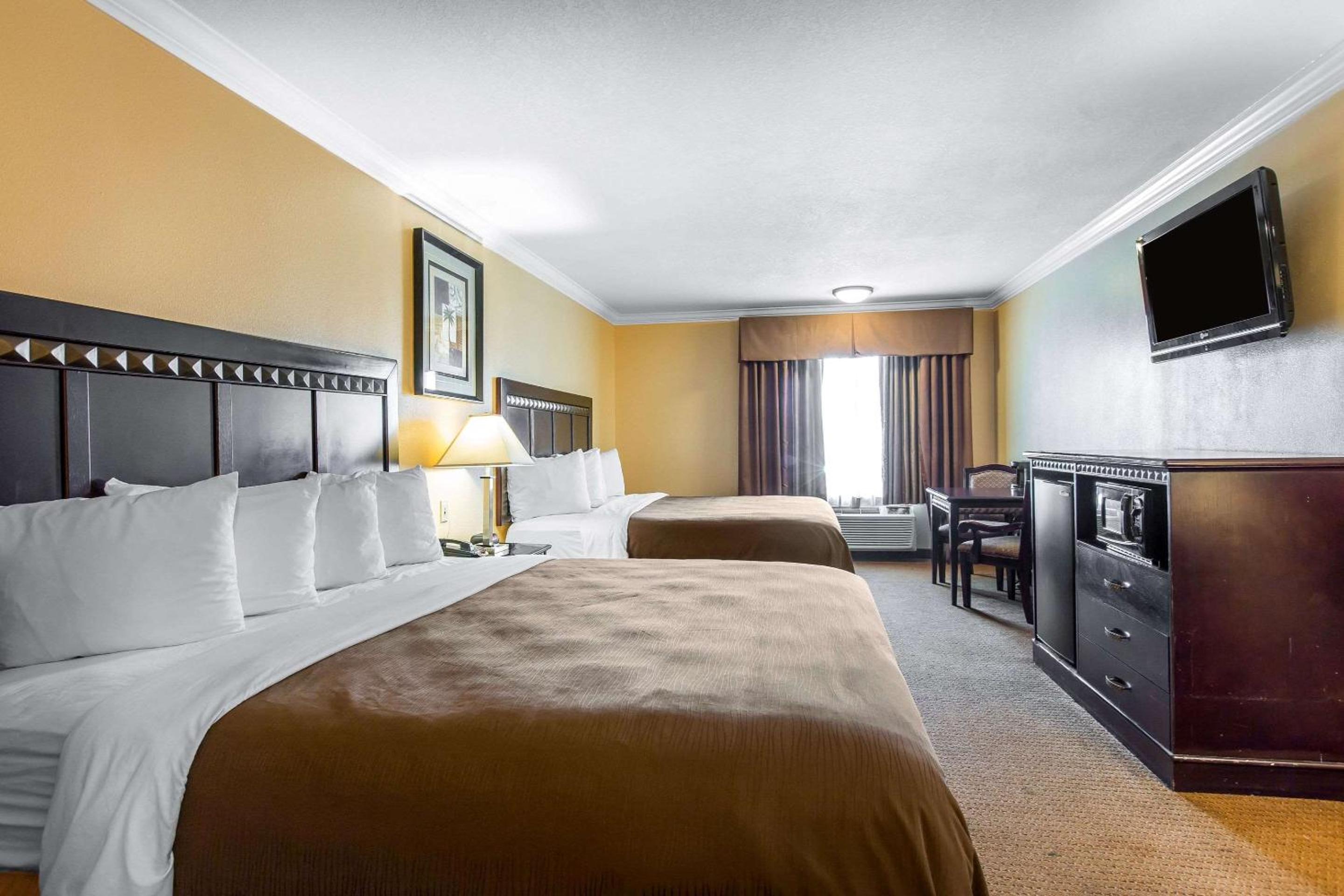 Deluxe Room, 2 King Beds, Non Smoking - Photo 4