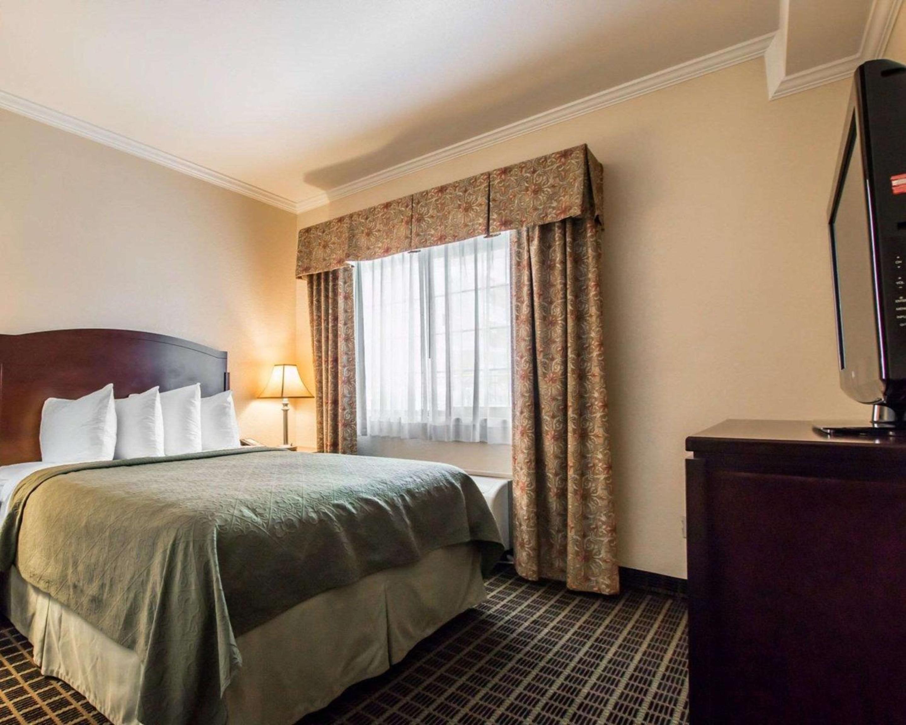 Deluxe King Room with Sofa - Non-Smoking - Photo 4