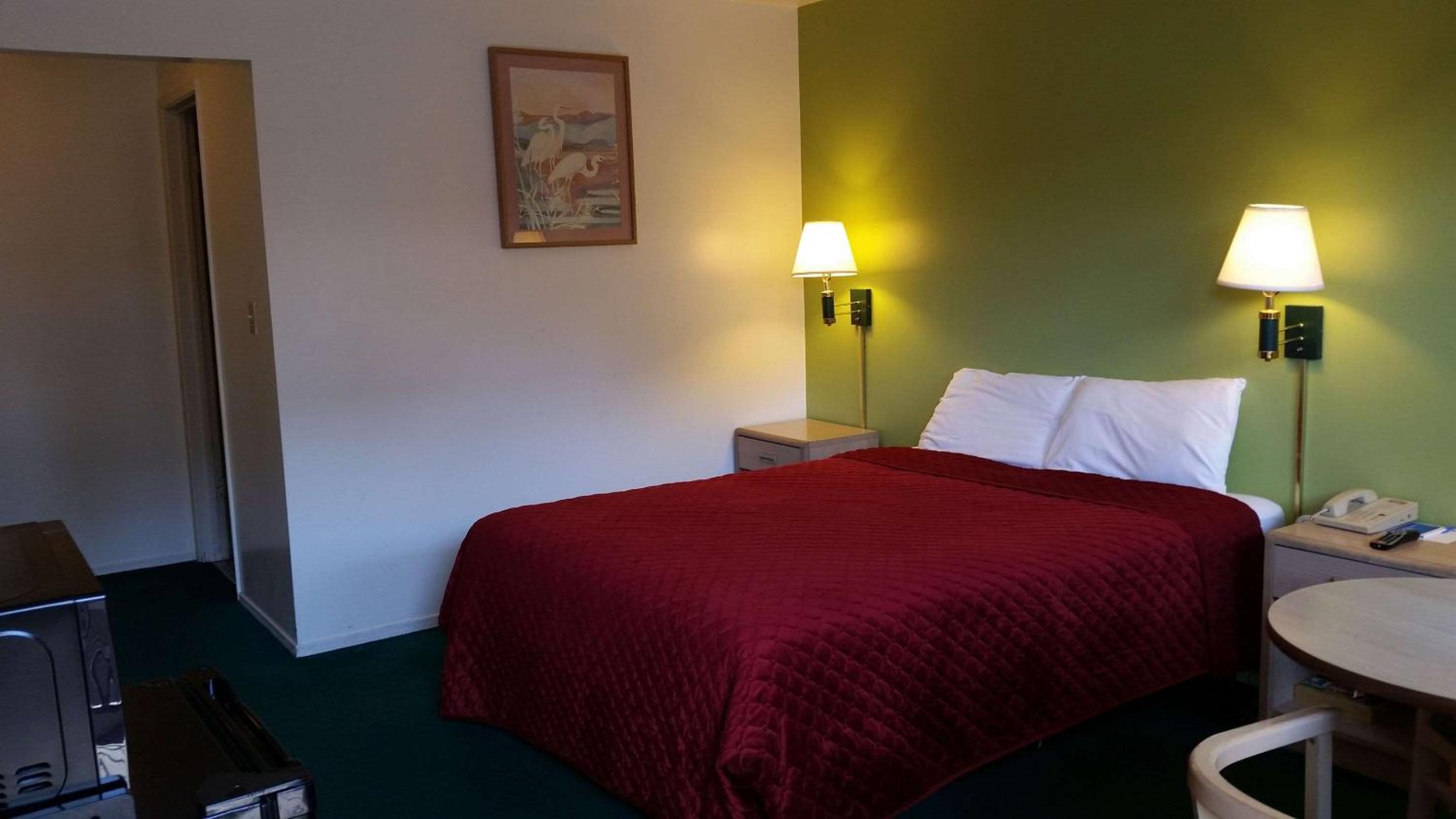 Queen Room - Non-Smoking - Photo 1