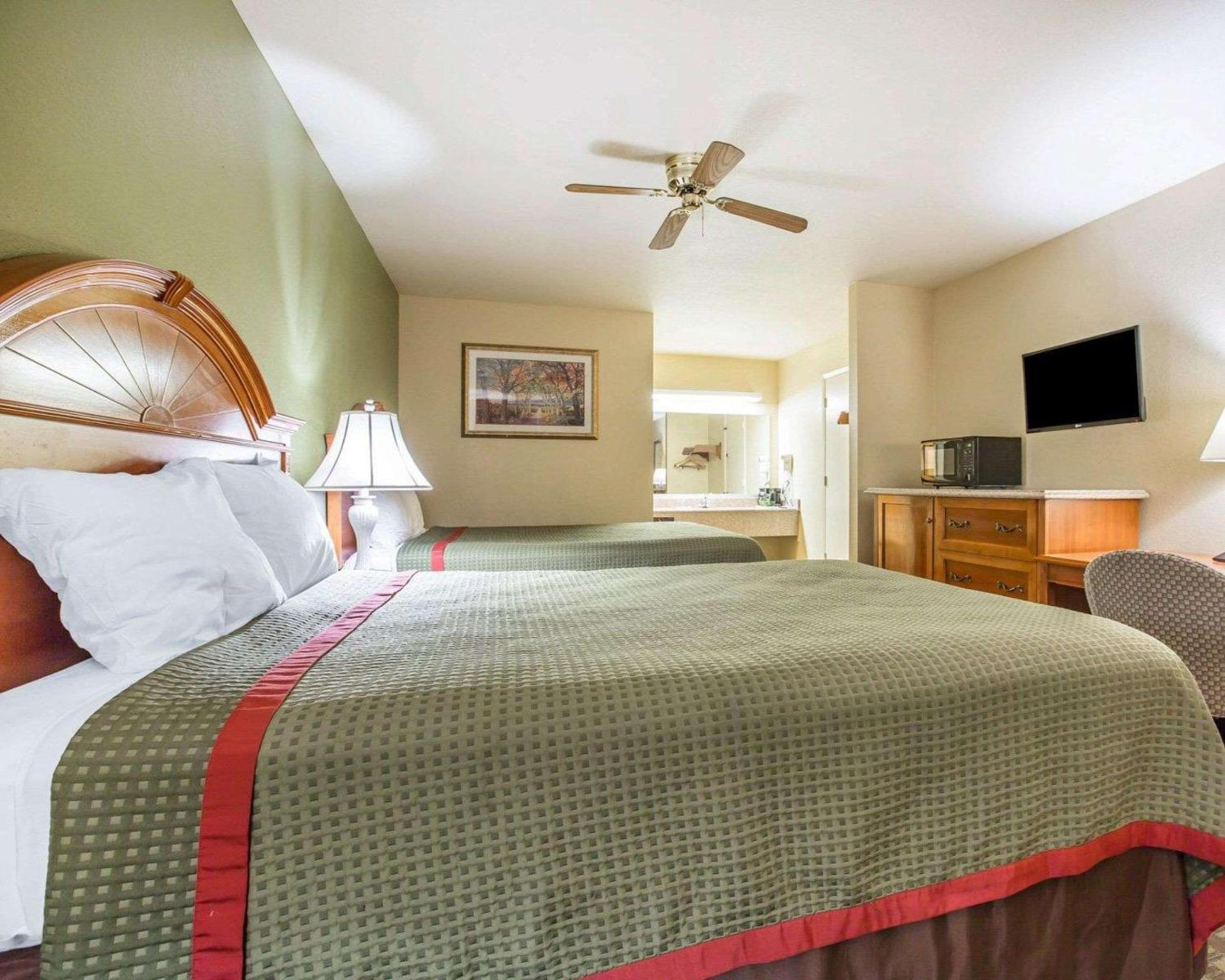 Queen Room with Two Queen Beds - Non-Smoking - Photo 5
