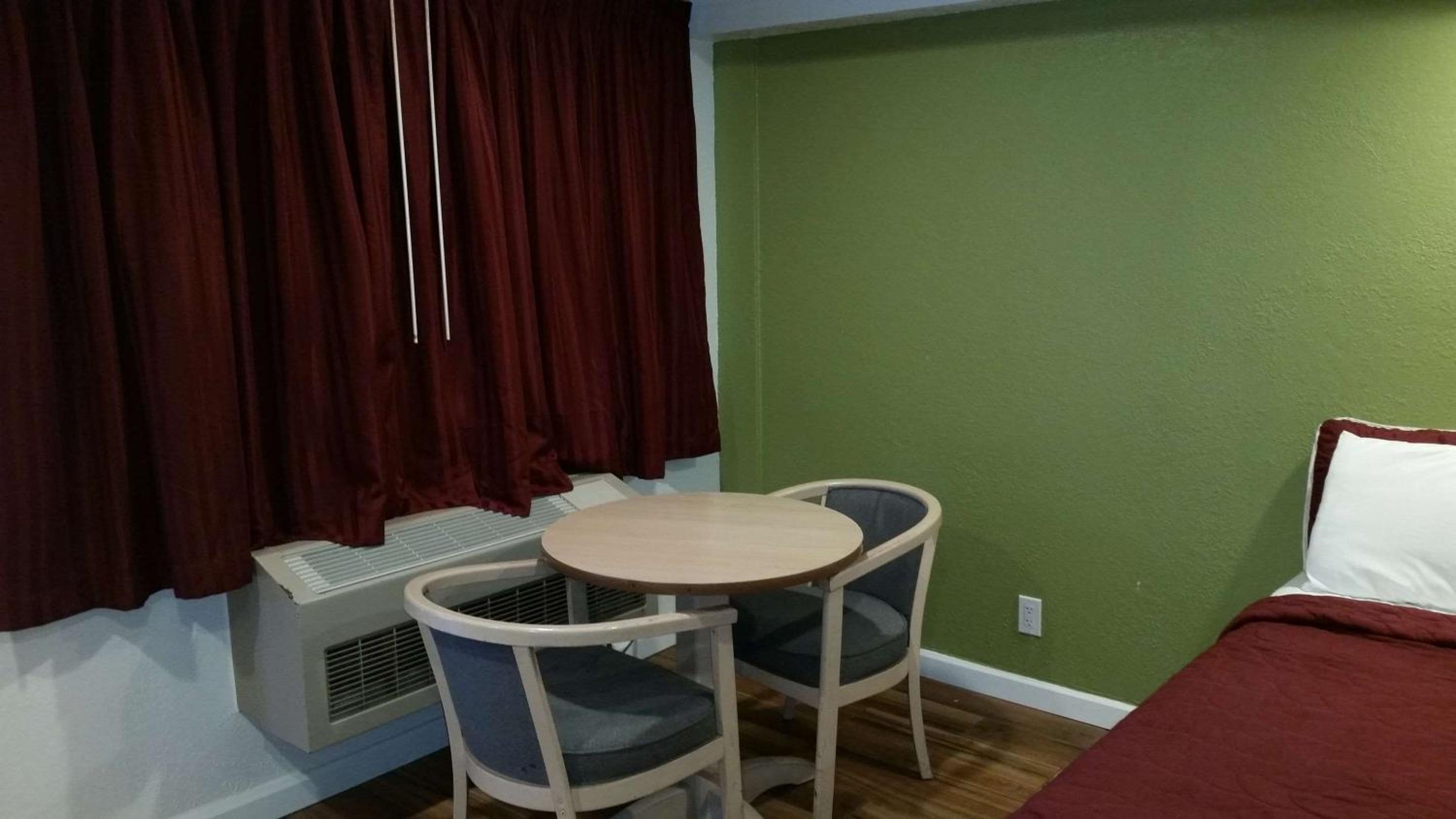 Queen Room - Non-Smoking - Photo 8