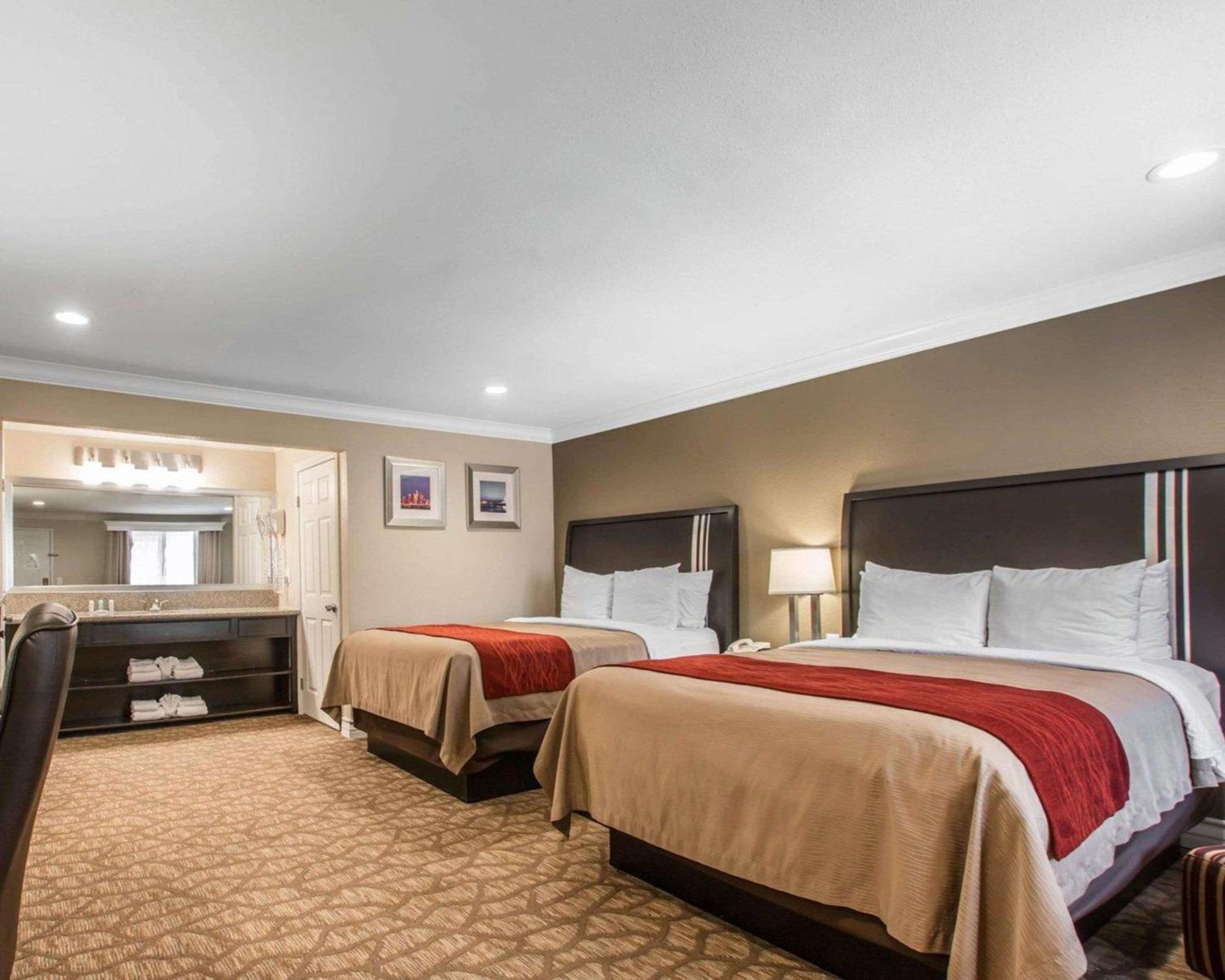 Standard Room, 2 Queen Beds, Non Smoking - Photo 1