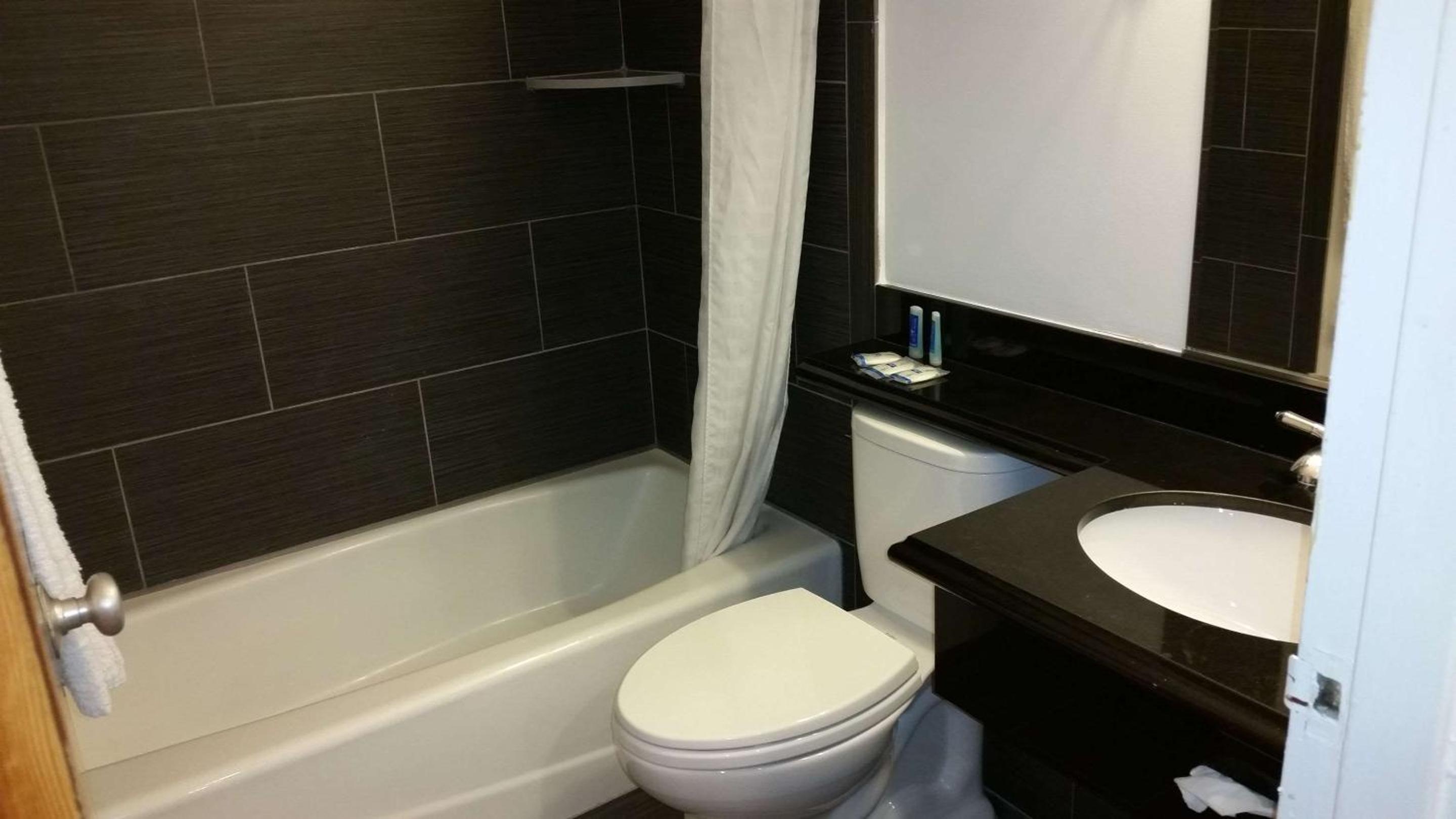 Queen Room - Non-Smoking - Photo 6