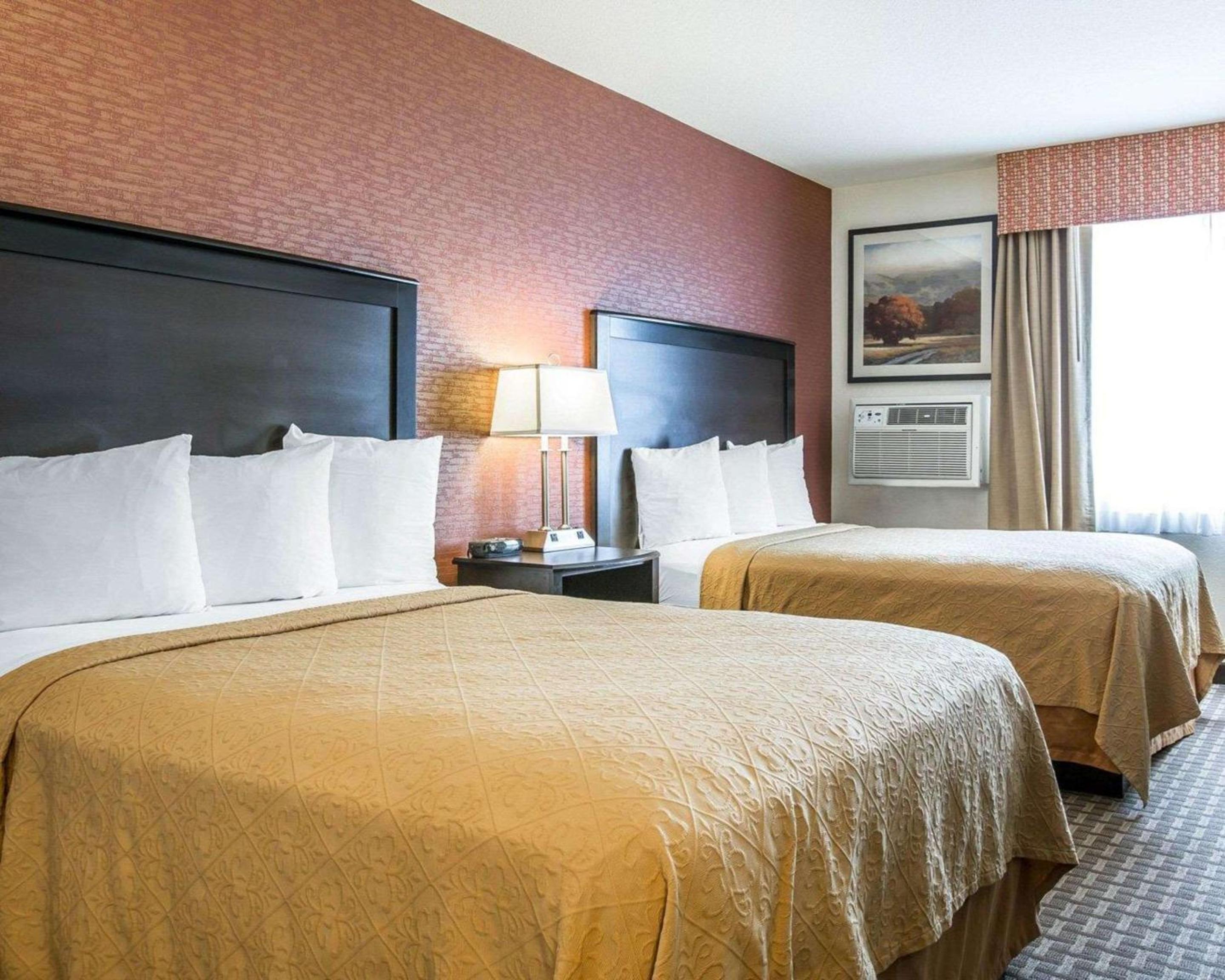 Queen Room with Two Queen Beds - Non-Smoking - Photo 3