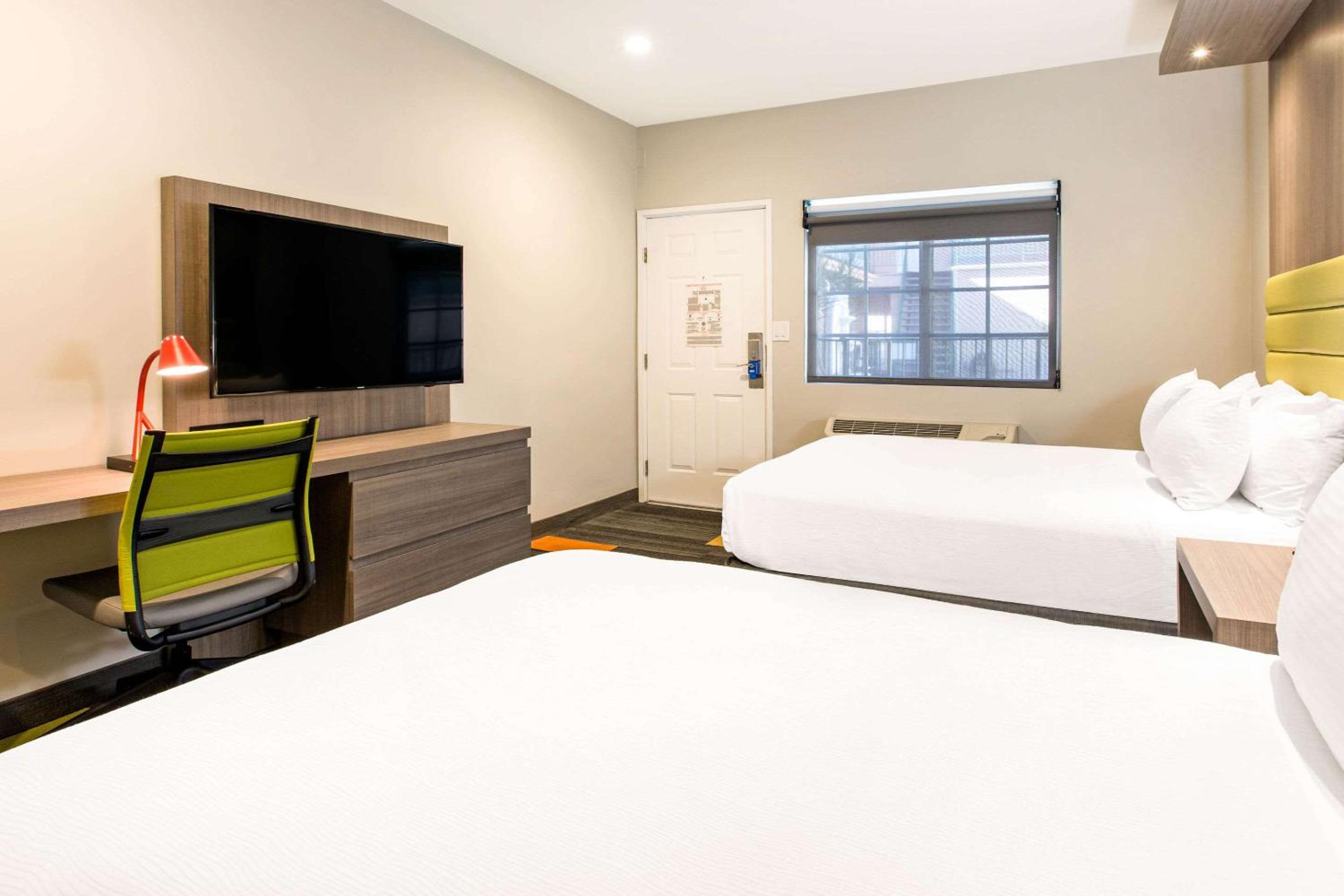 Queen Room with Two Queen Beds - Non-Smoking photo 1