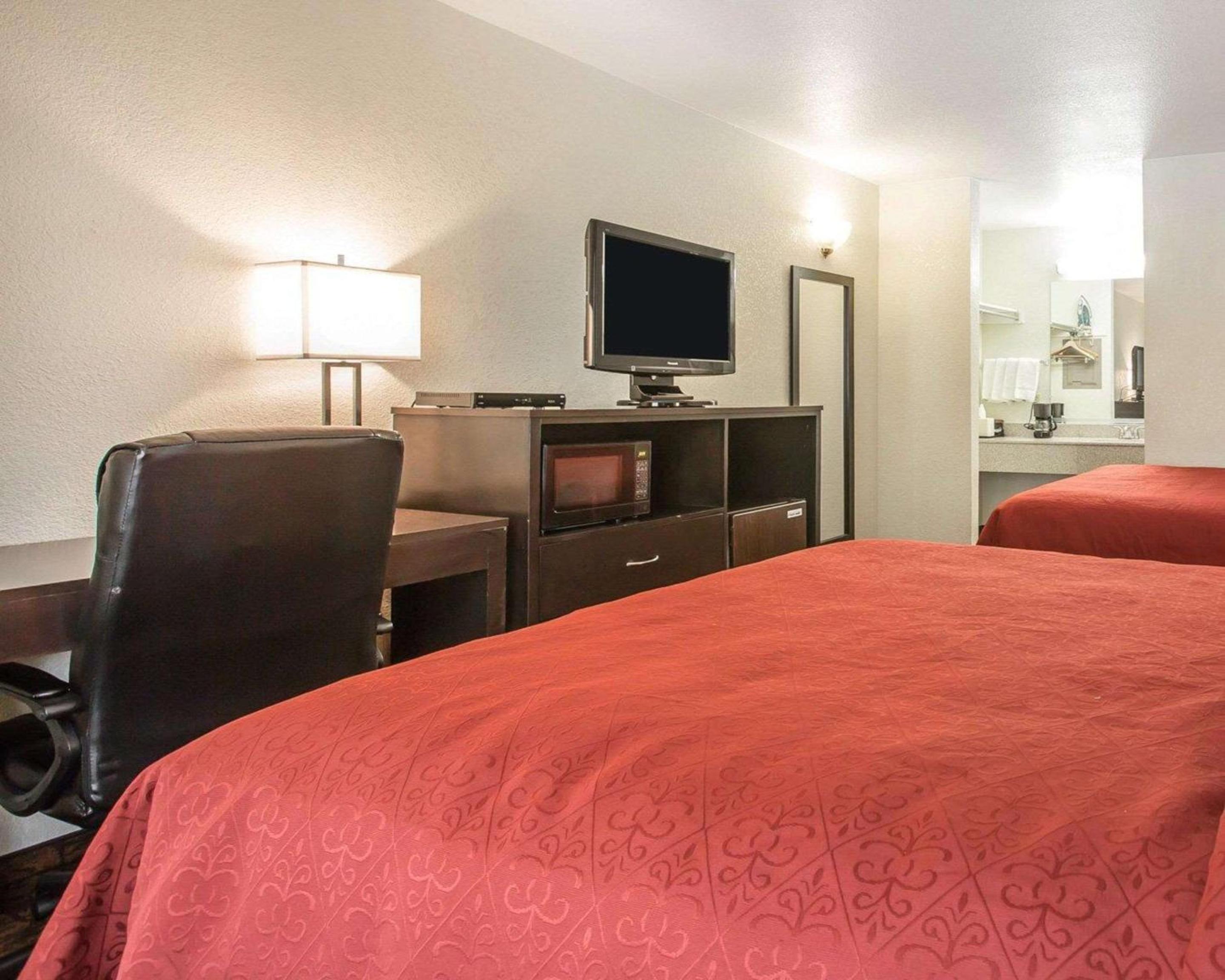 Queen Room With Two Queen Beds - Smoking - Photo 1