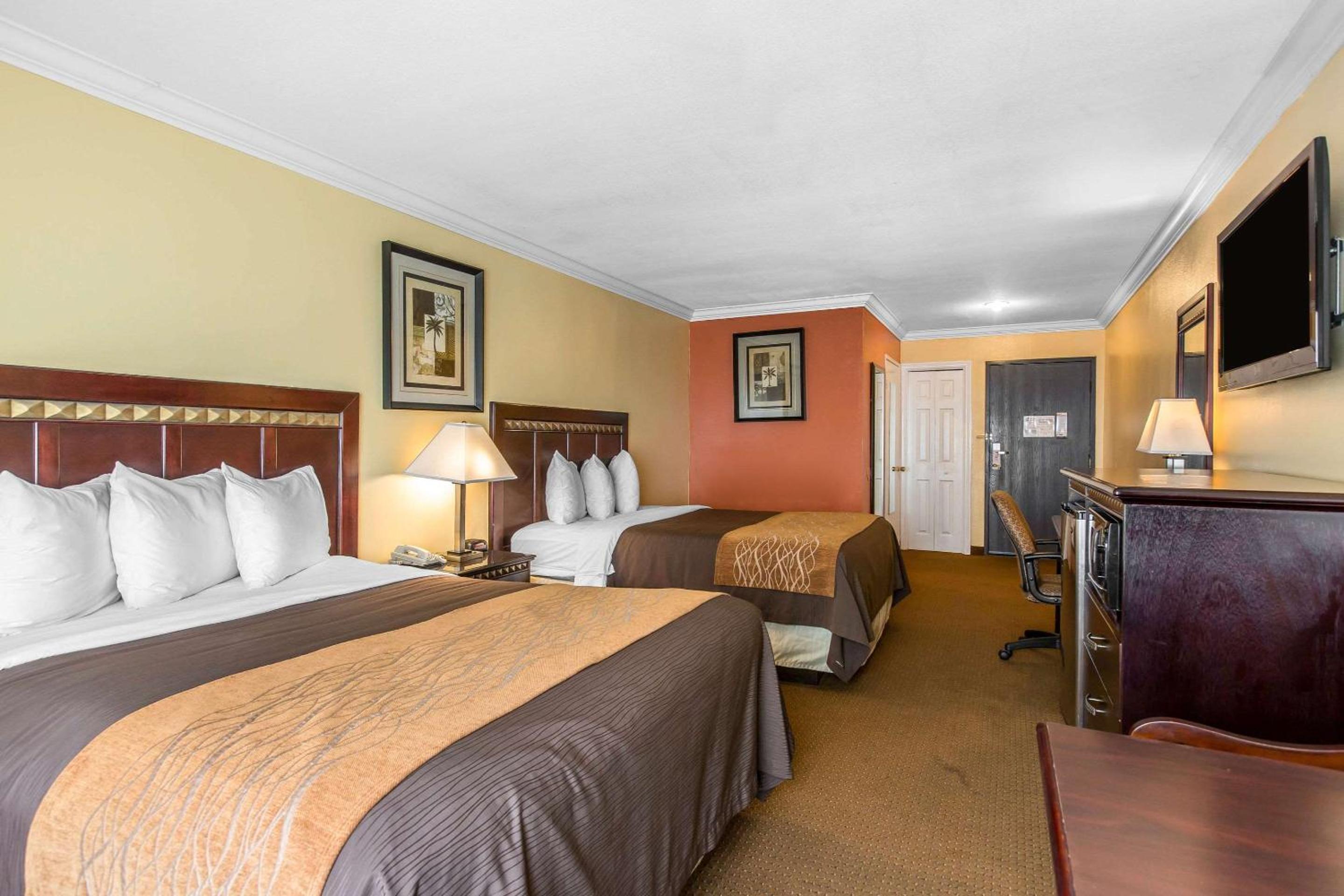 Standard Room, 2 Queen Beds, Non Smoking - Photo 1
