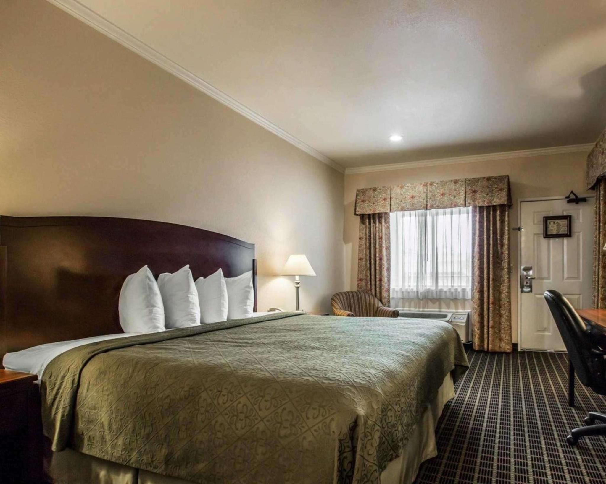 Standard King Room - Non-Smoking  - Photo 4