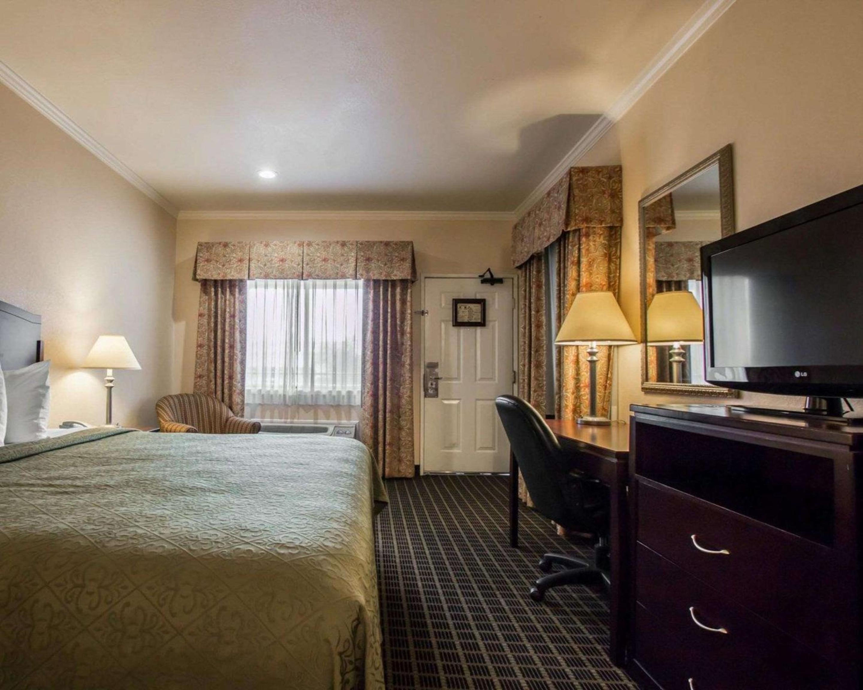 Standard King Room - Non-Smoking  - Photo 3