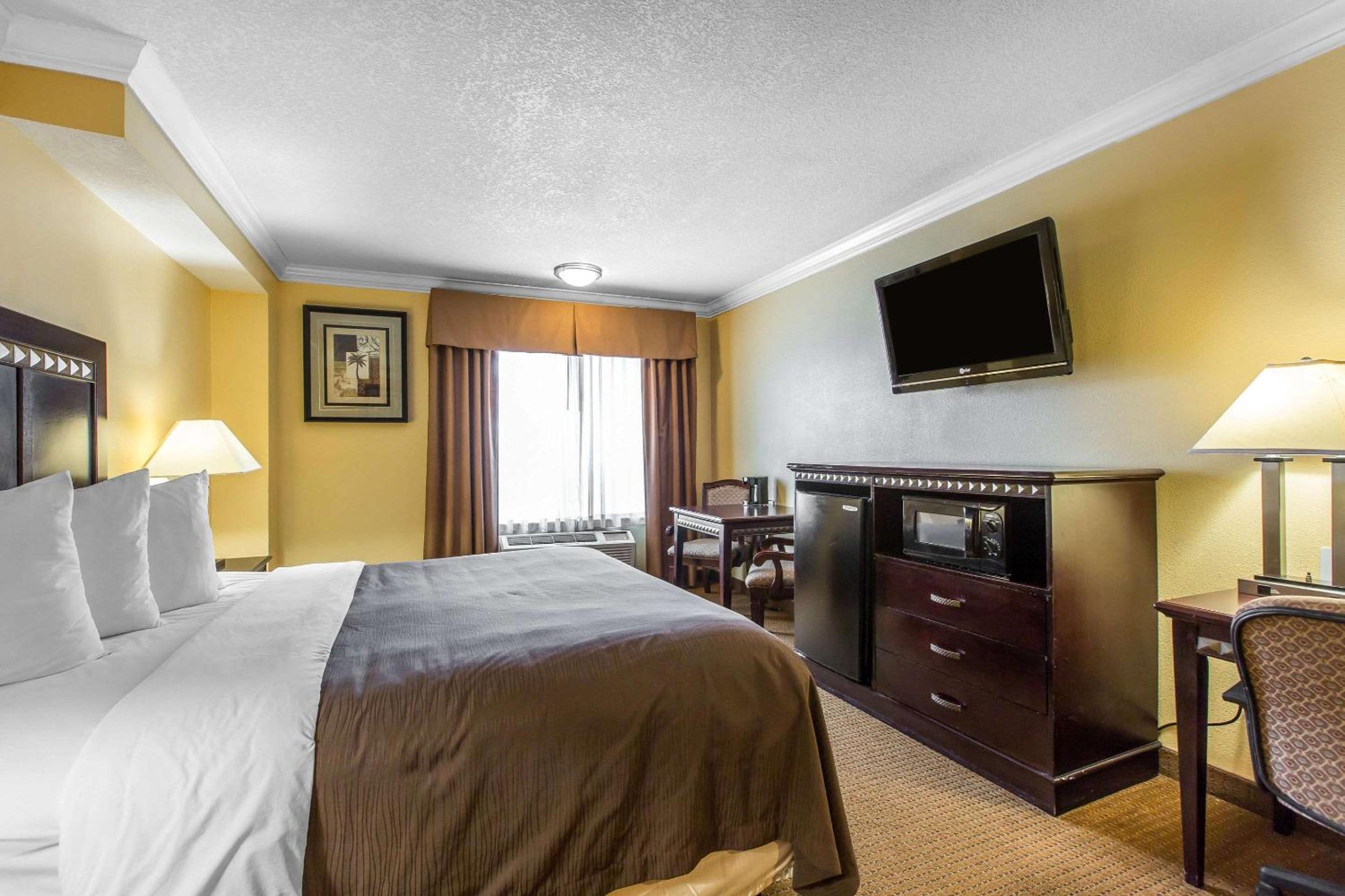 Standard Room, 1 King Bed, Non Smoking - Photo 4