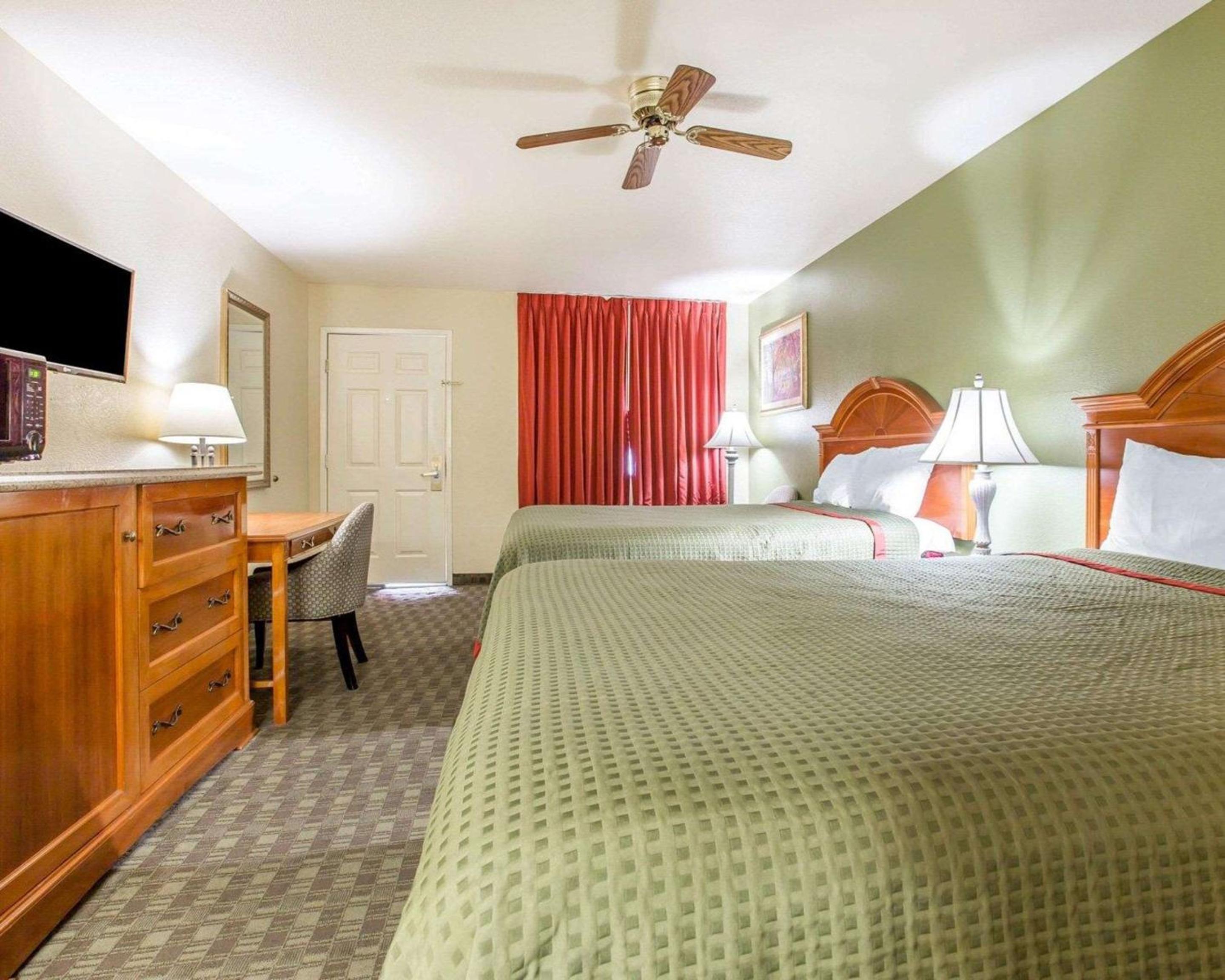Queen Room with Two Queen Beds - Non-Smoking - Photo 3