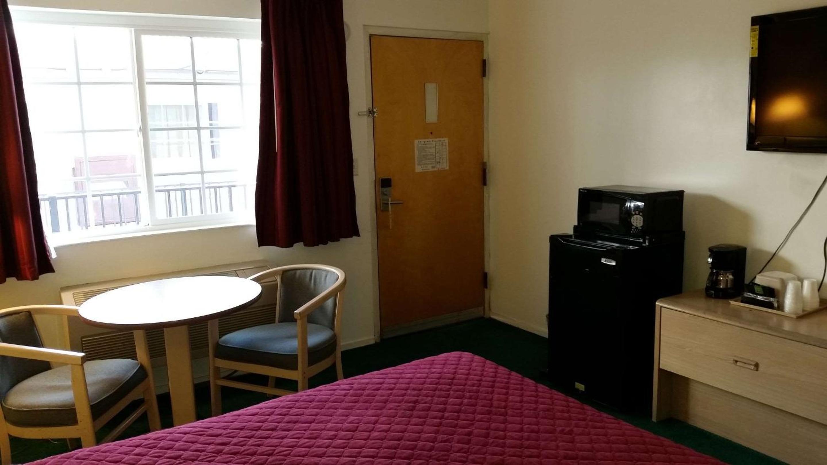 Queen Room - Non-Smoking - Photo 9