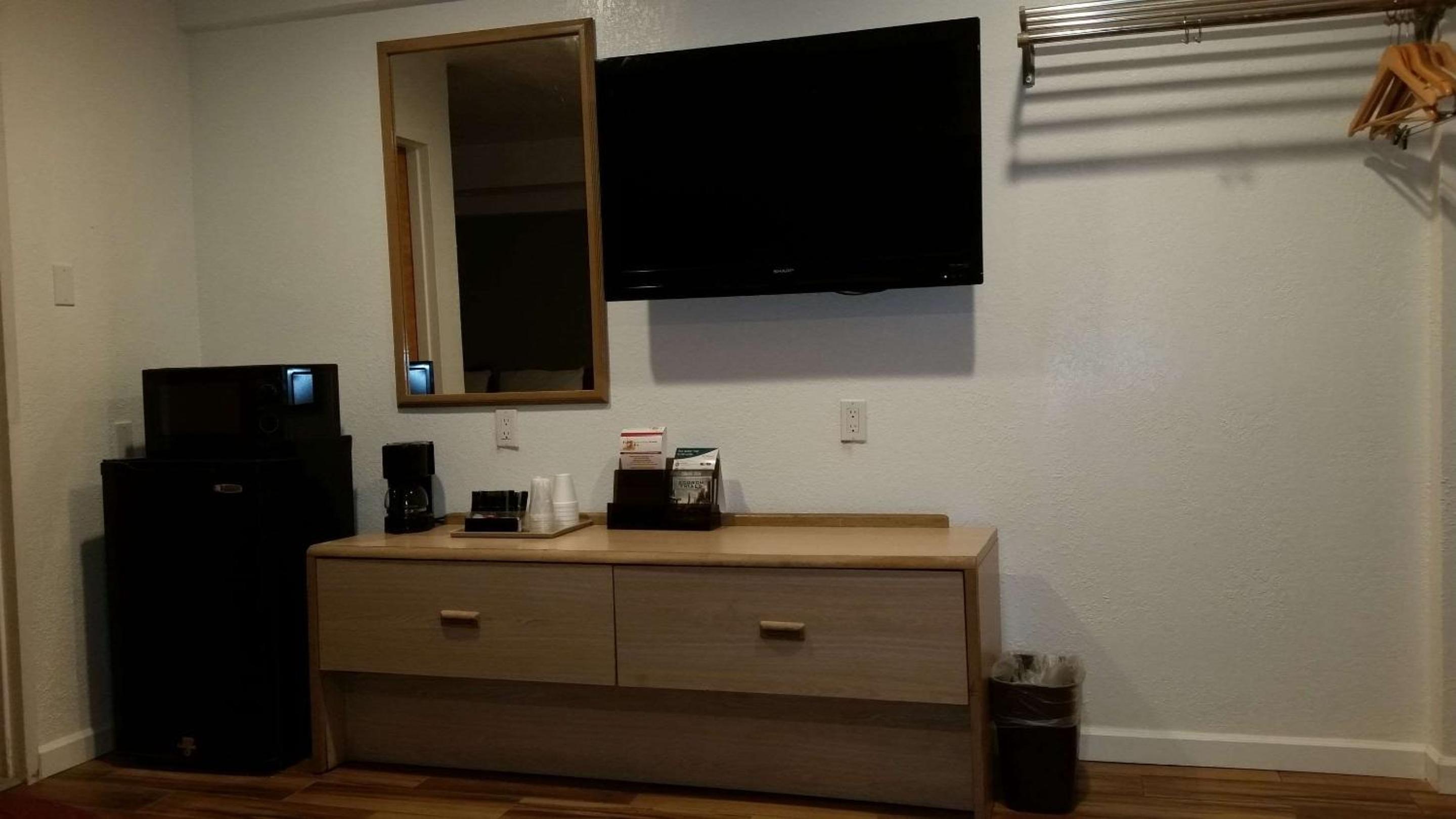 Queen Room - Non-Smoking - Photo 3