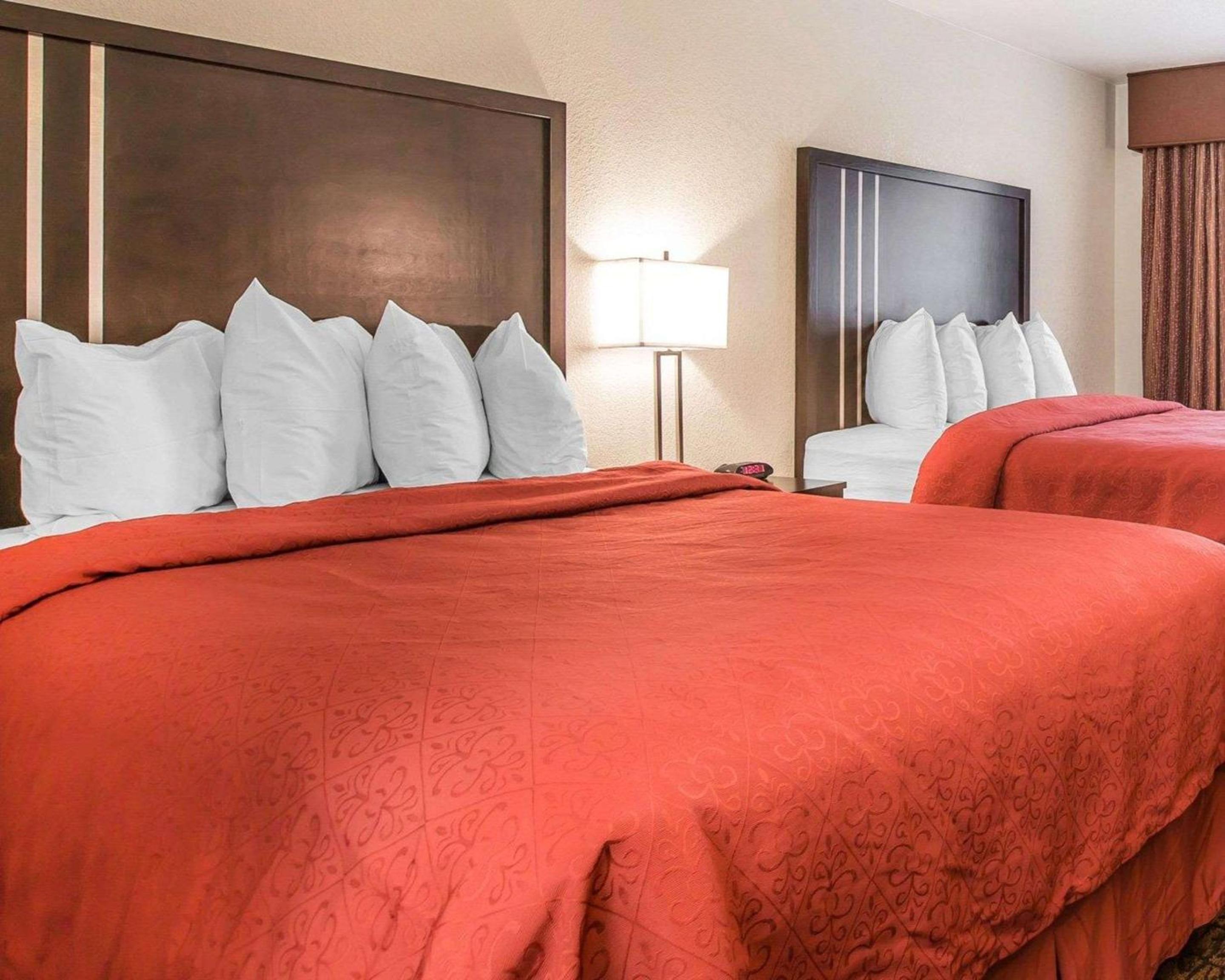 Queen Room With Two Queen Beds - Smoking - Photo 2