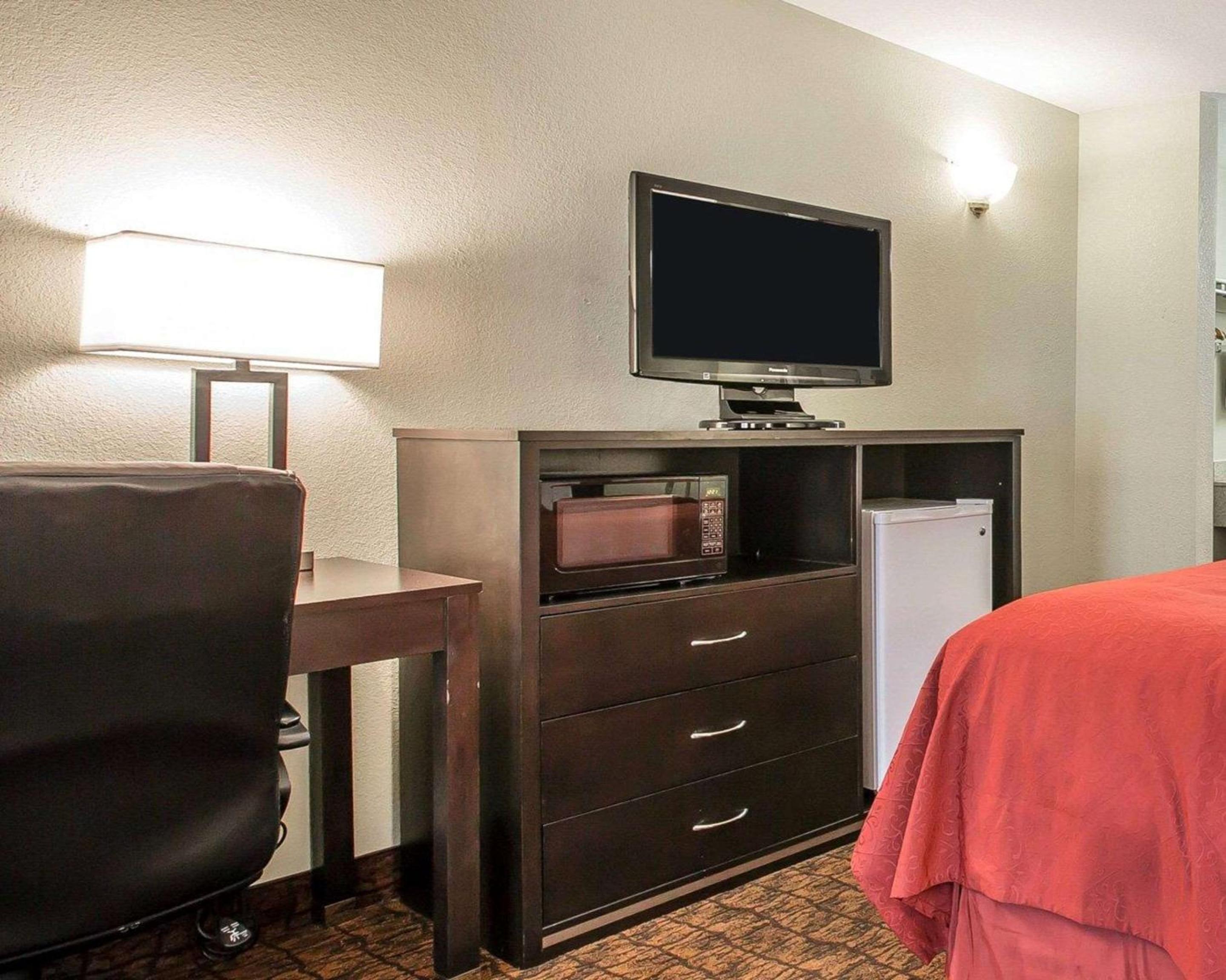 Queen Room - Non-Smoking - Photo 1