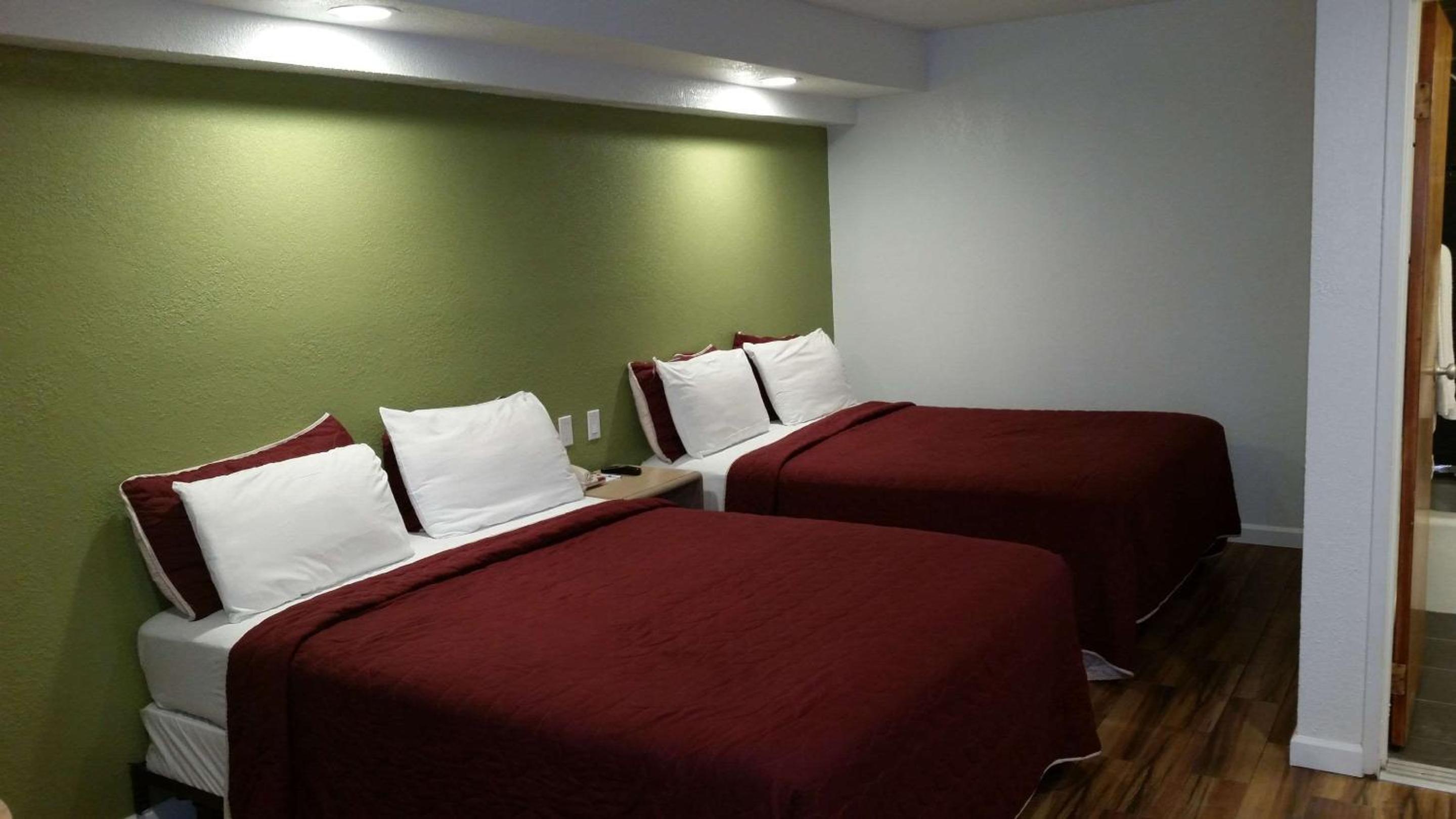 Queen Room with Two Queen Beds - Non-Smoking - Photo 2
