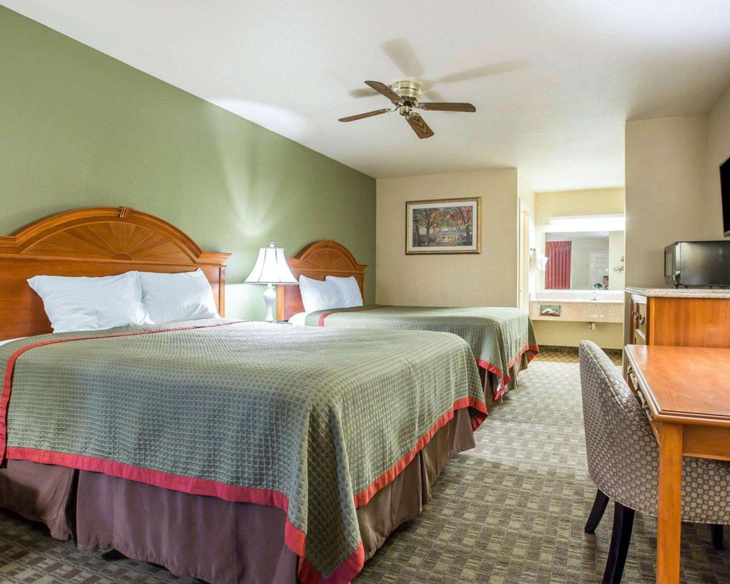 Queen Room with Two Queen Beds - Non-Smoking - Photo 4