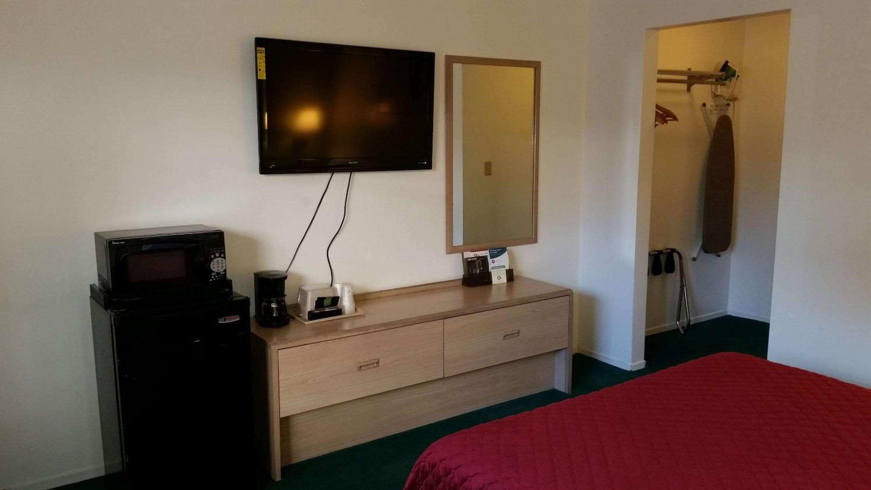 Queen Room - Non-Smoking - Photo 7
