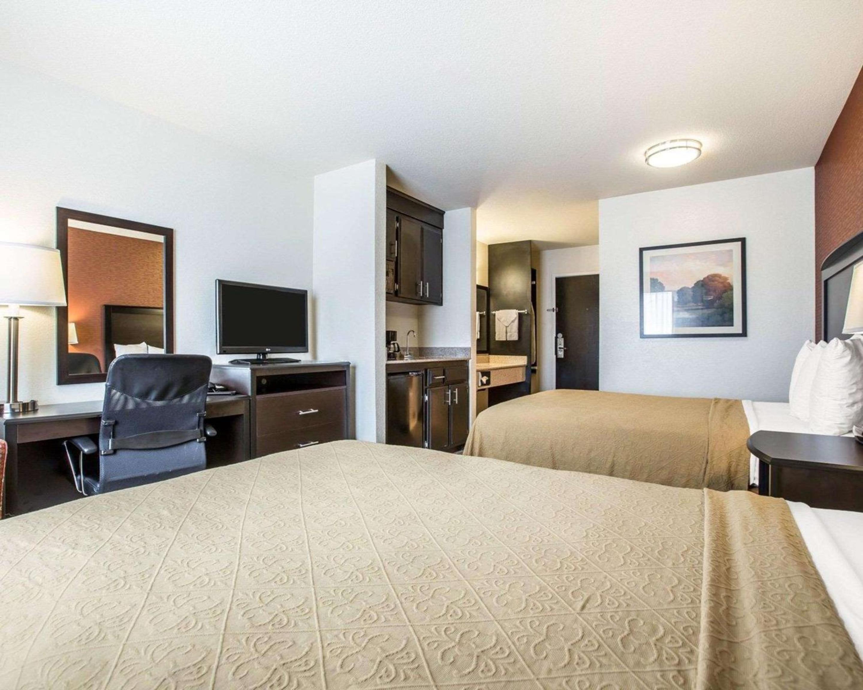 Queen Room with Two Queen Beds - Non-Smoking - Photo 4