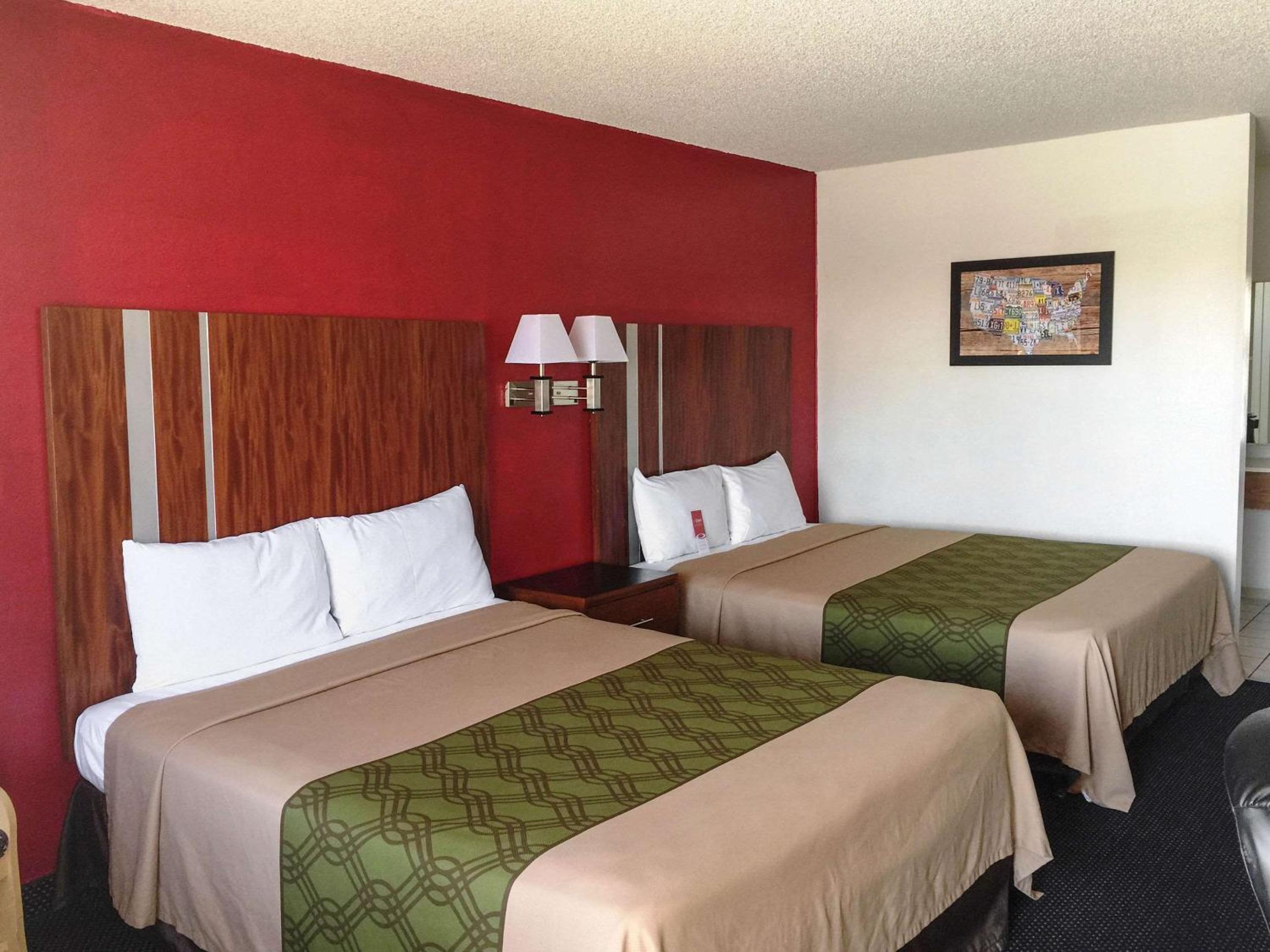 Queen Room With Two Queen Beds - Non-Smoking photo 1