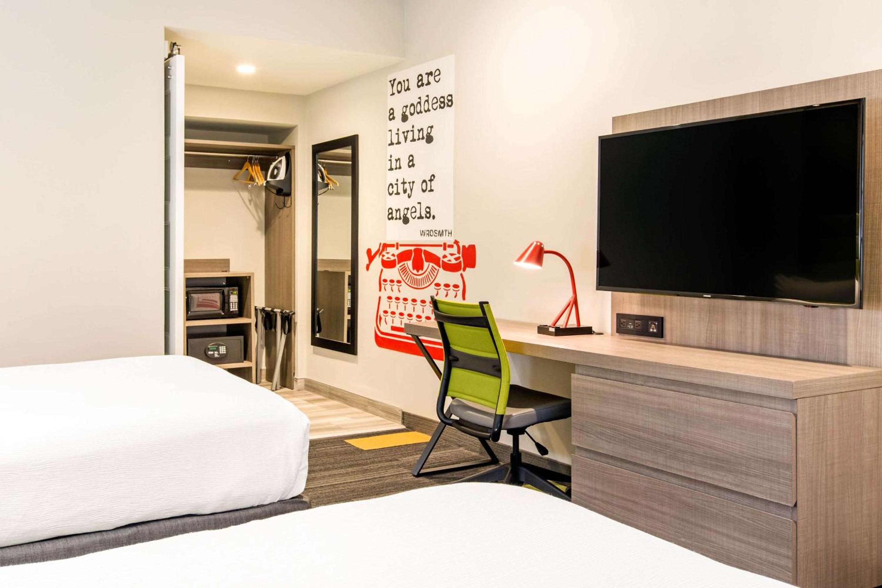 Double Room with Two Double Beds - Non-Smoking photo 2