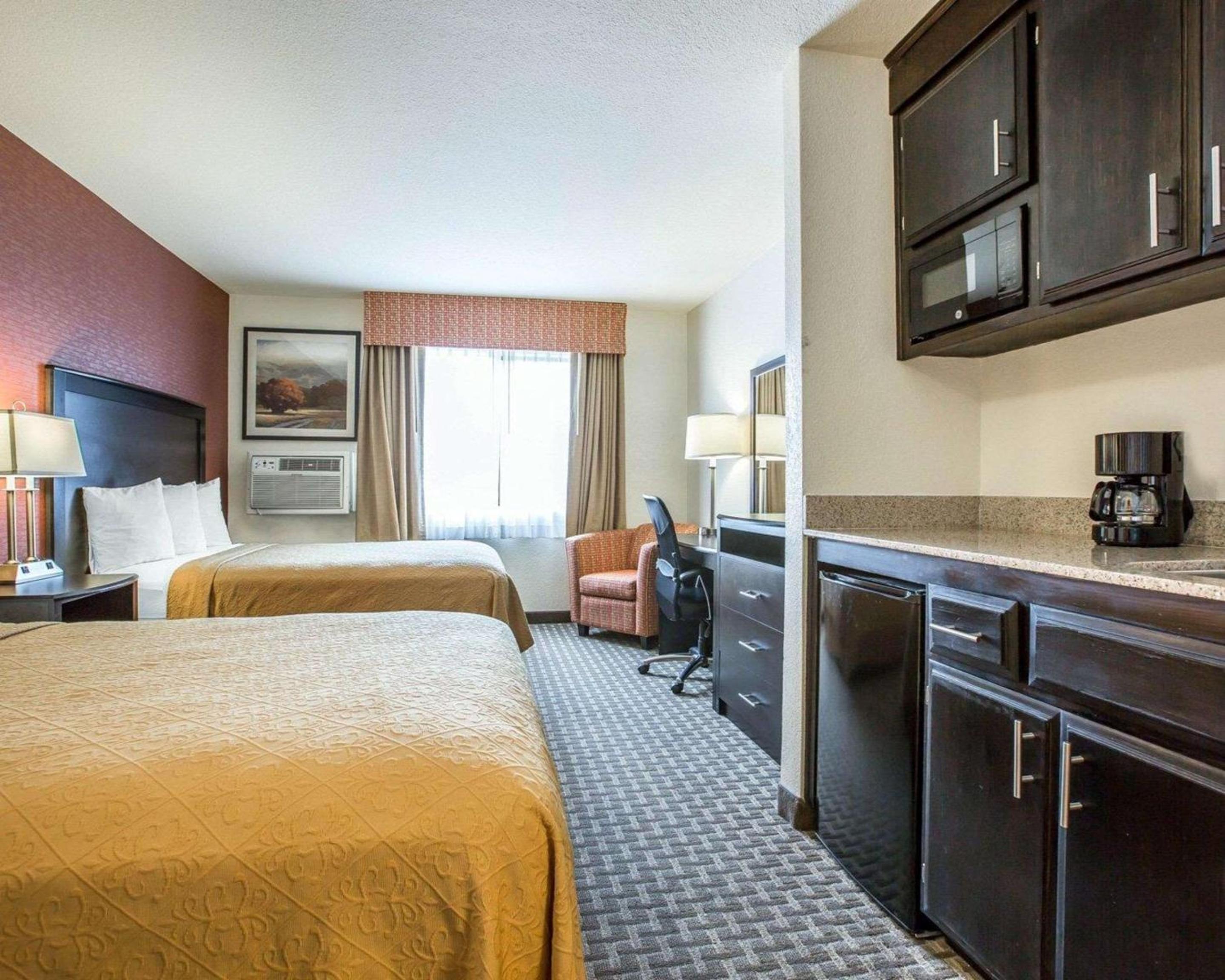 Queen Room with Two Queen Beds - Non-Smoking - Photo 2