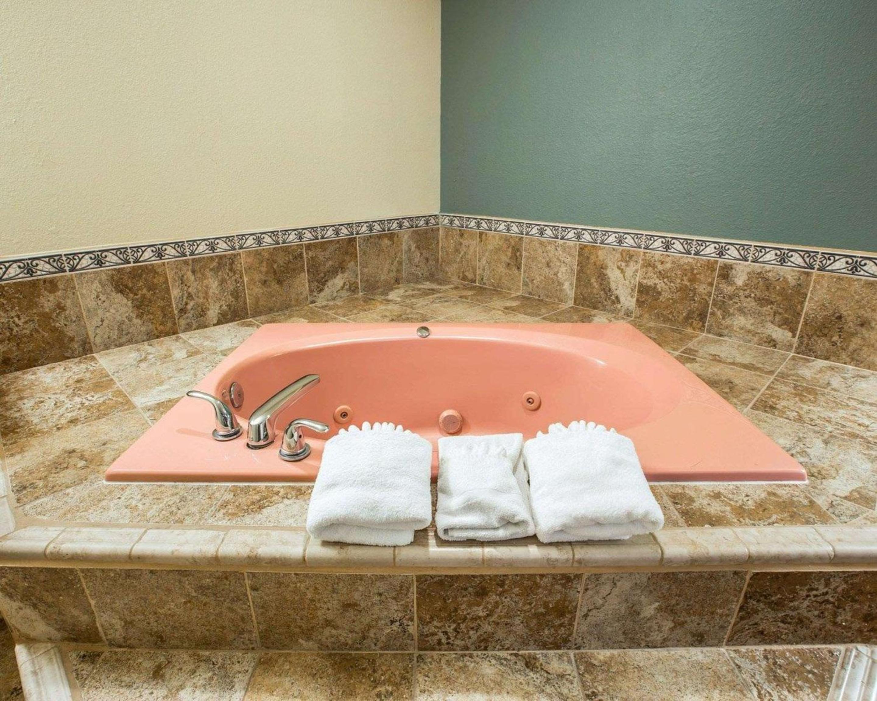 King Room with Accessible Tub - Accessible/Non-Smoking