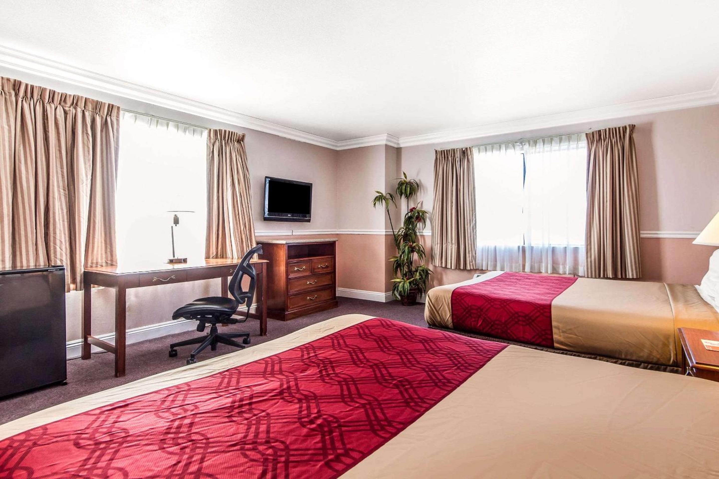 Standard Queen Room with Two Queen Beds - Non Smoking  - Photo 2