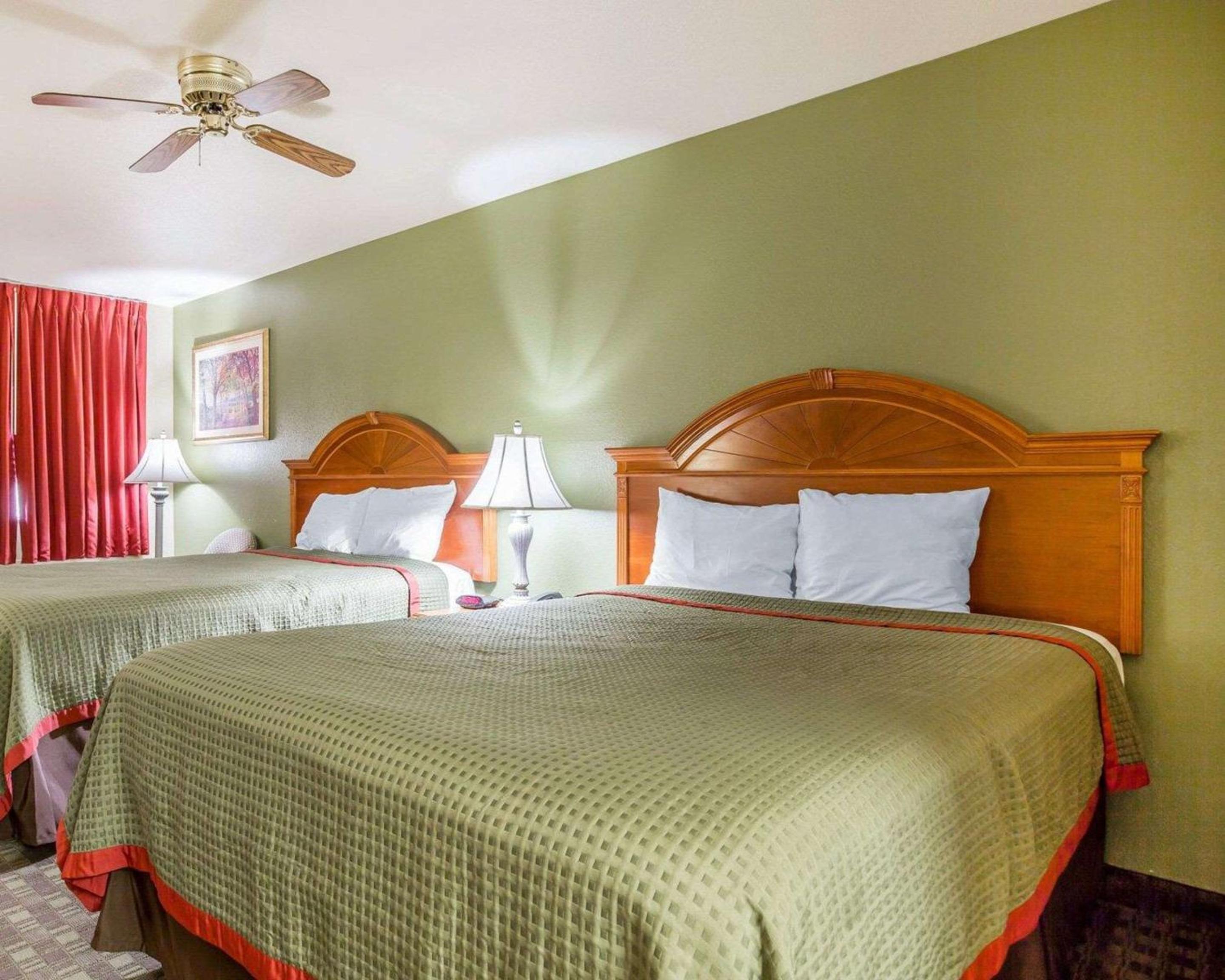 Queen Room with Two Queen Beds - Non-Smoking - Photo 1