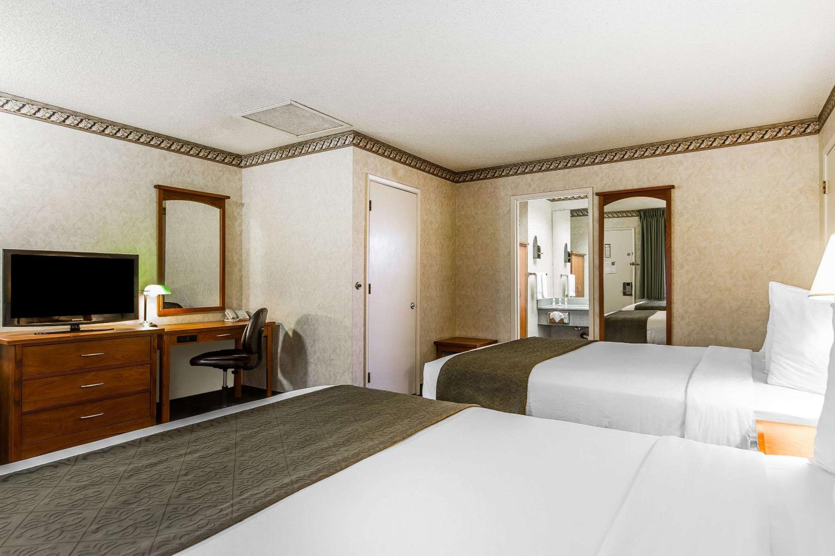 Double Room with Two Double Beds - Photo 2