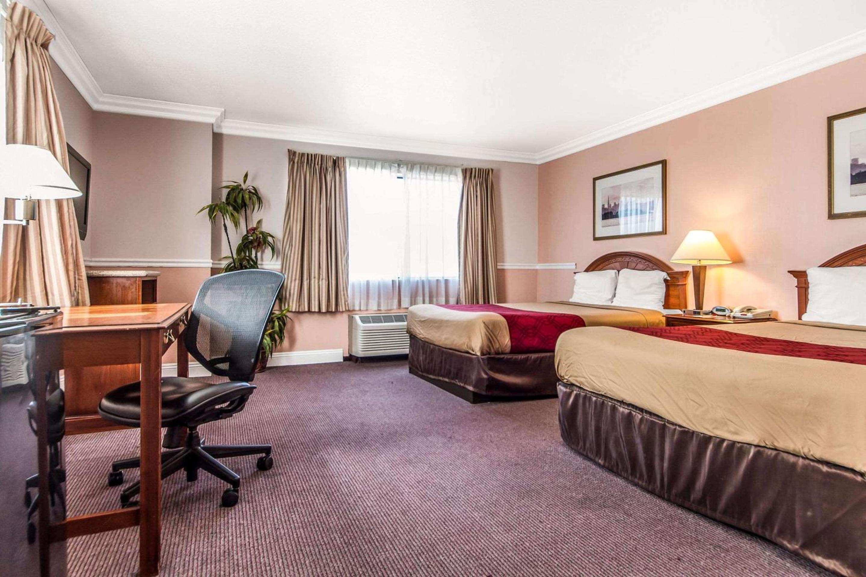 Standard Queen Room with Two Queen Beds - Non Smoking  - Photo 4