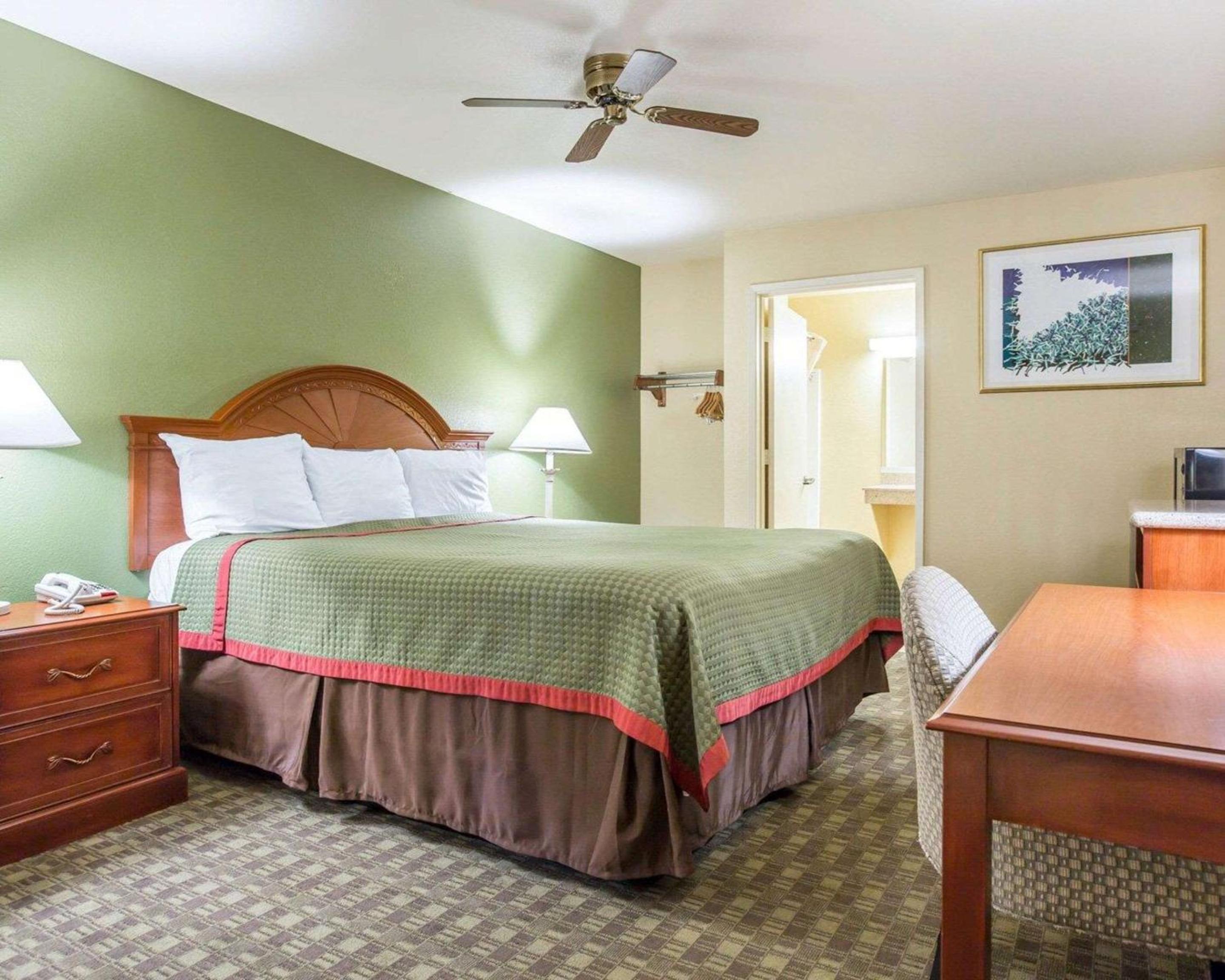 King Room with Roll-In Shower - Accessible/Non-Smoking