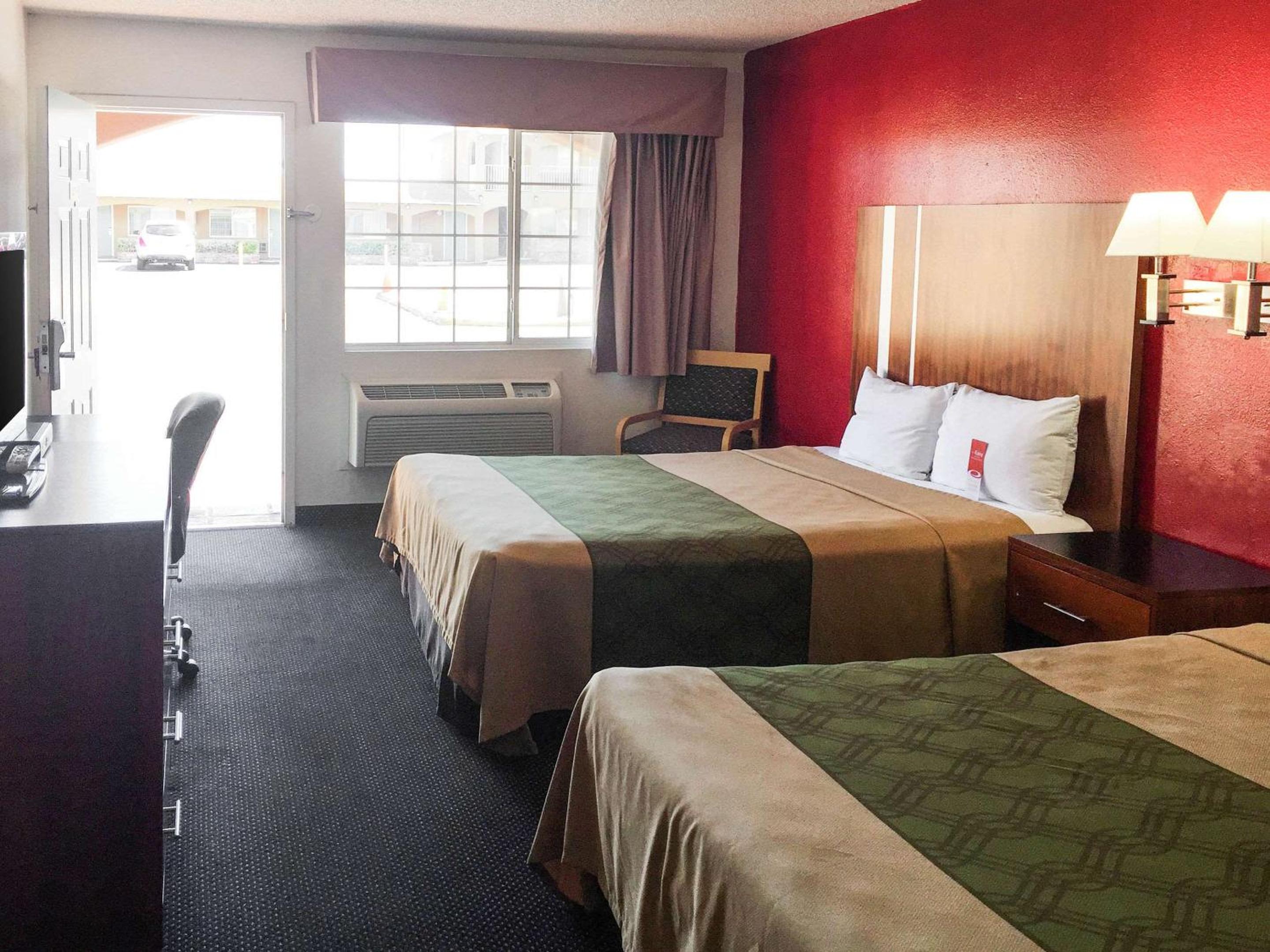 Queen Room With Two Queen Beds - Non-Smoking photo 3