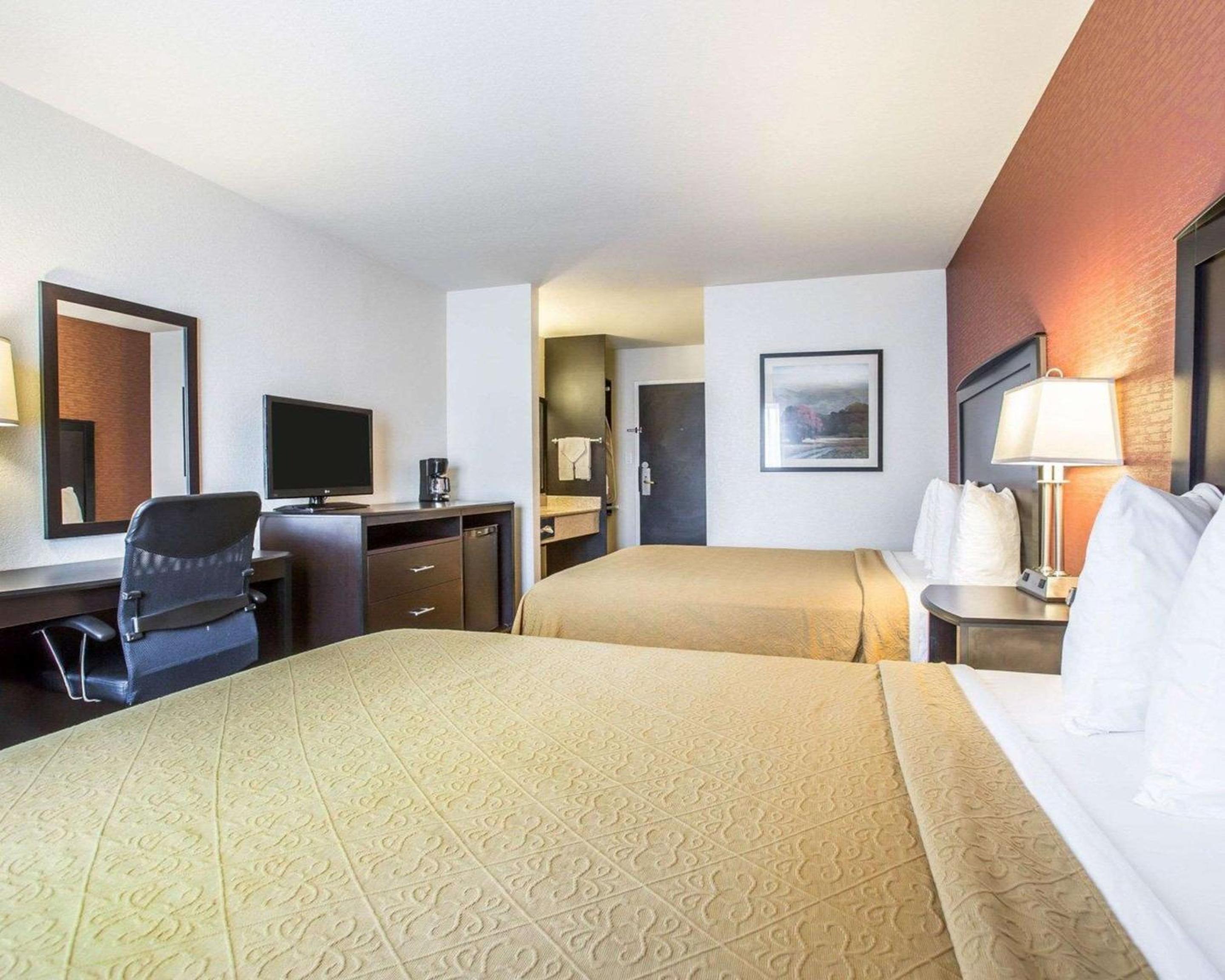 Queen Room with Two Queen Beds - Non-Smoking photo 3