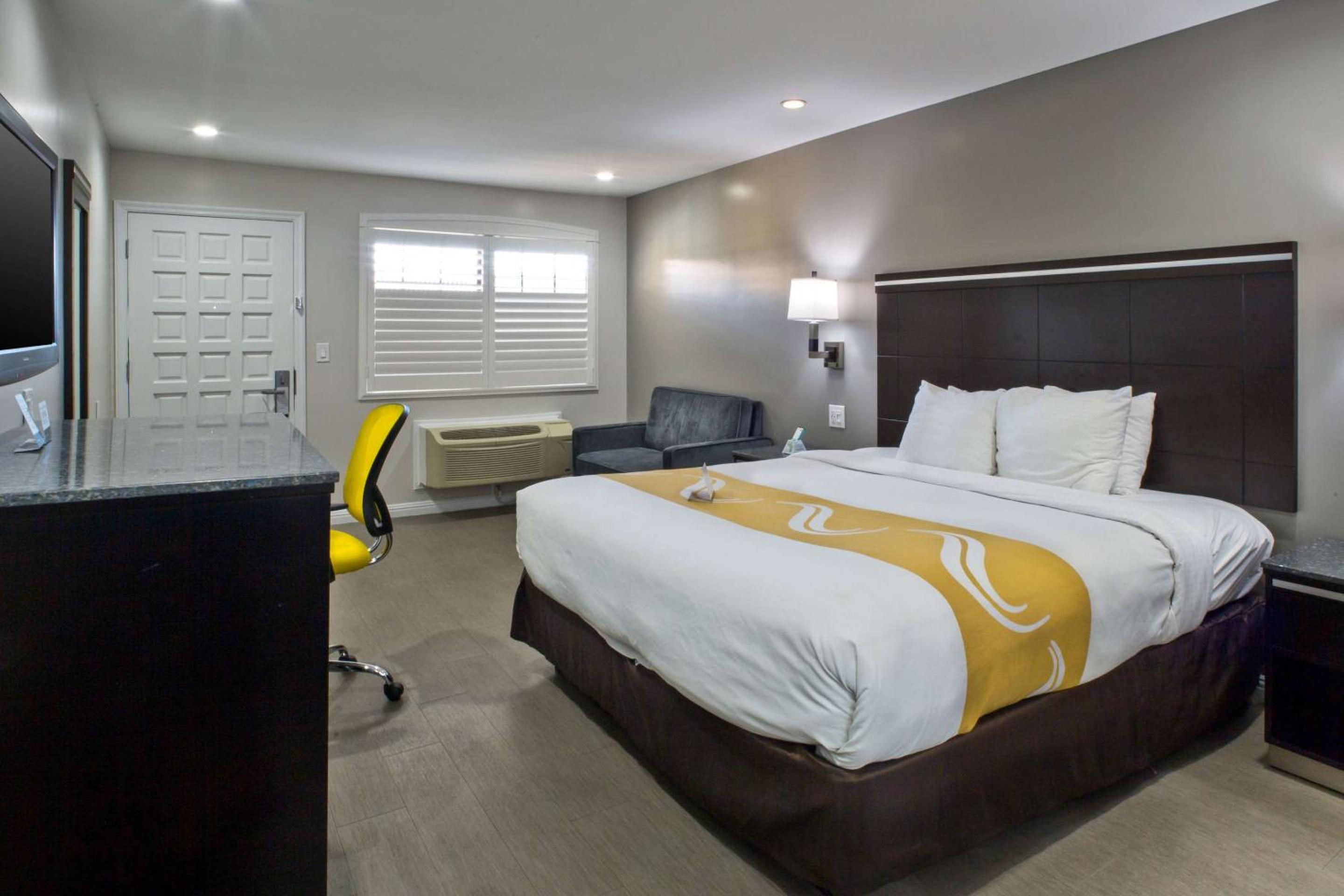 Standard King Room - Non-Smoking  - Photo 3