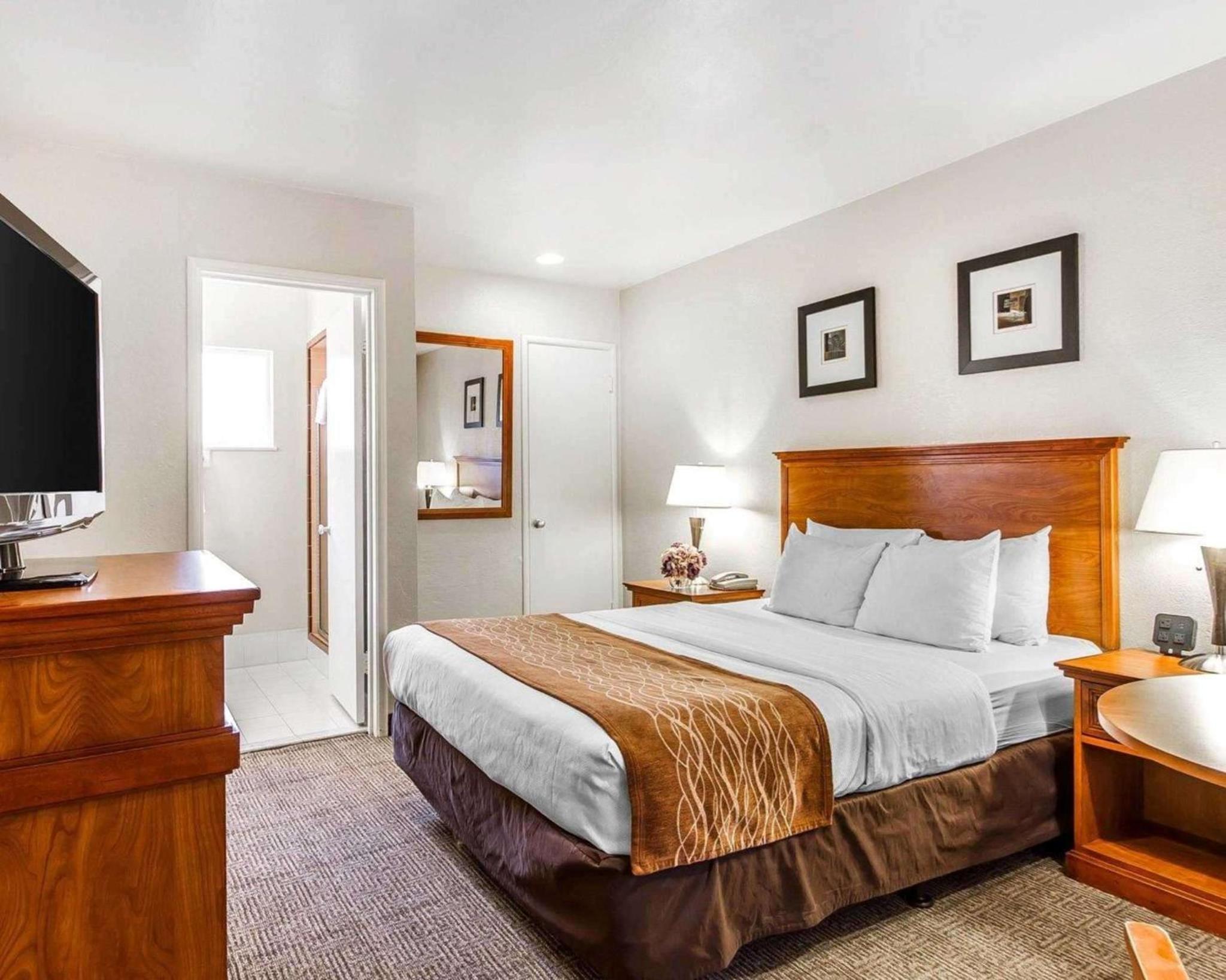 Standard Room with One Queen Bed - Non-Smoking - Photo 5