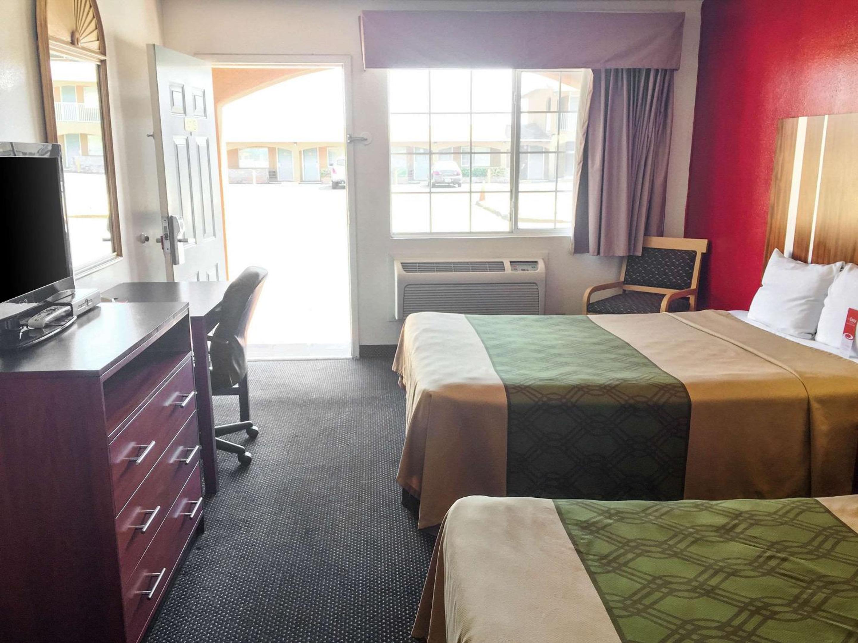 Queen Room With Two Queen Beds - Non-Smoking photo 2