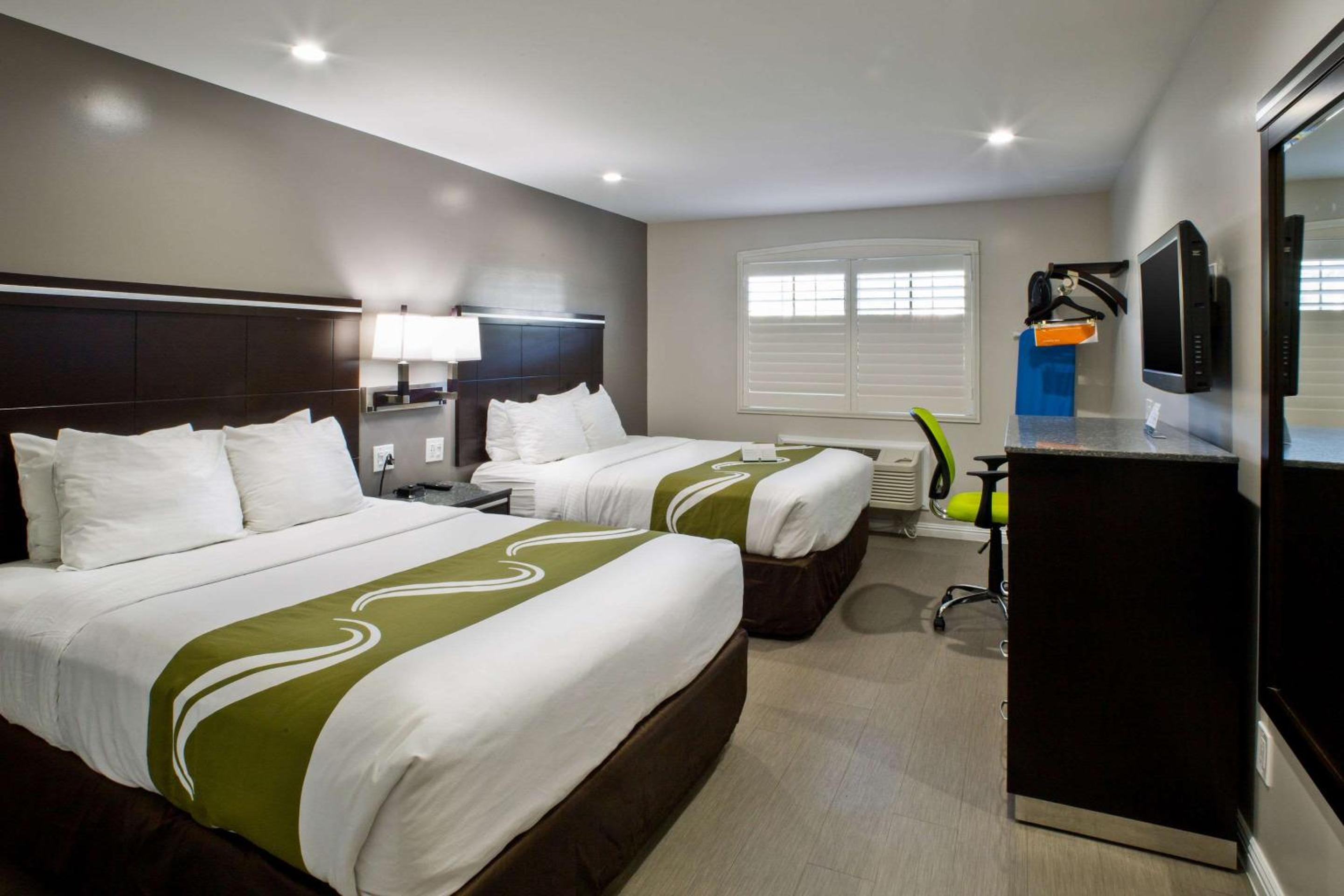 Queen Room with Two Queen Beds - Non-Smoking - Photo 6