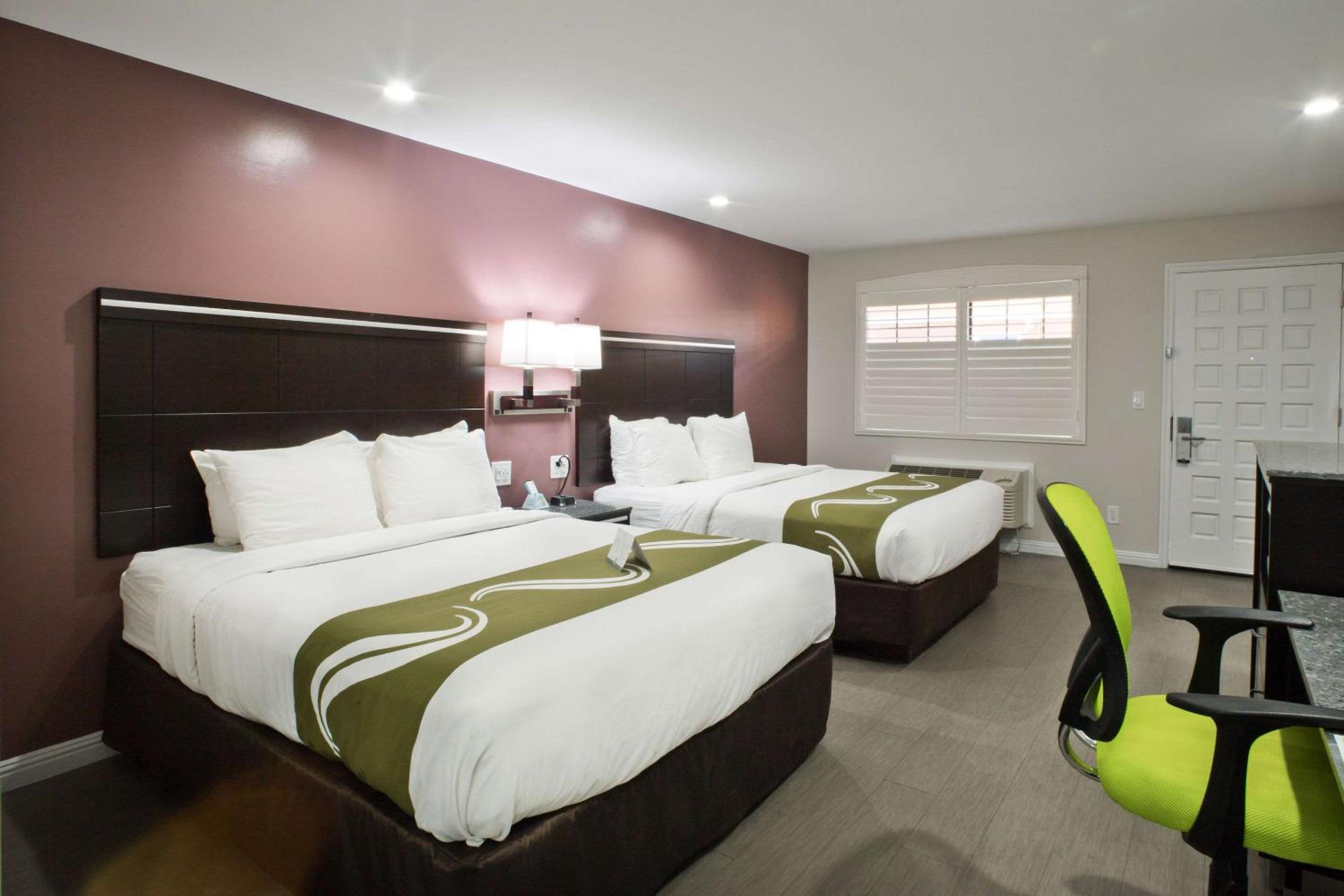 Queen Room with Two Queen Beds - Non-Smoking - Photo 7