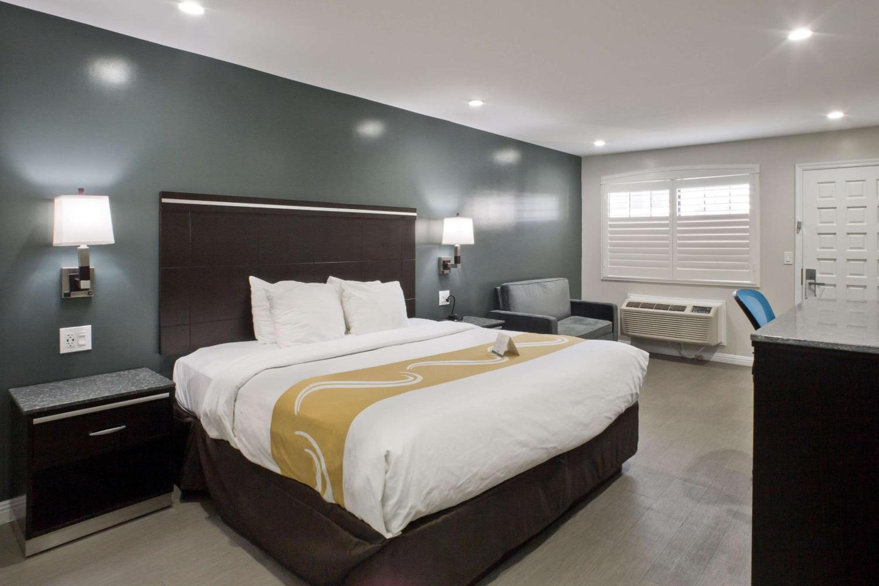 Standard King Room - Non-Smoking  - Photo 4