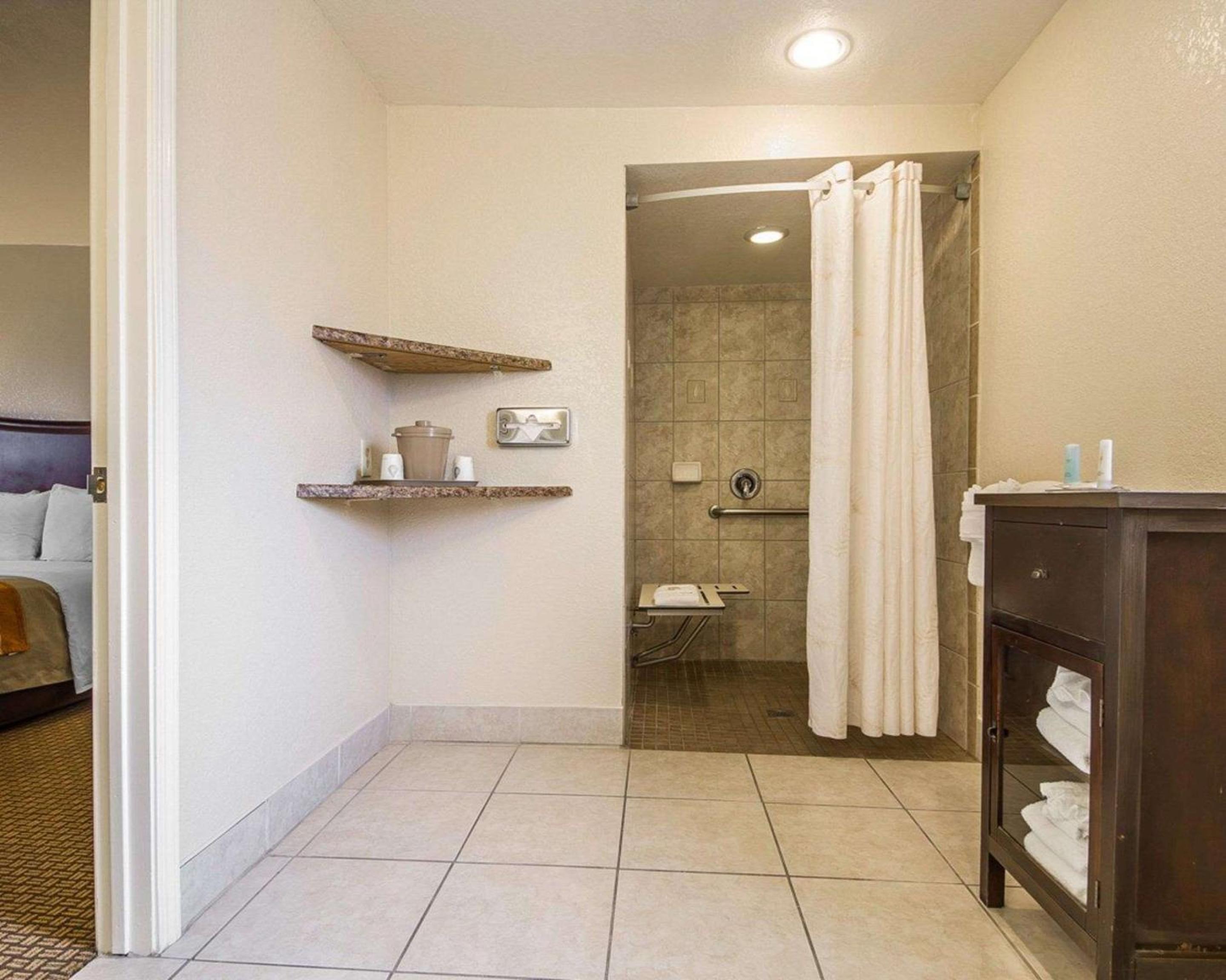 King Room - Accessible/Non-Smoking - Photo 3