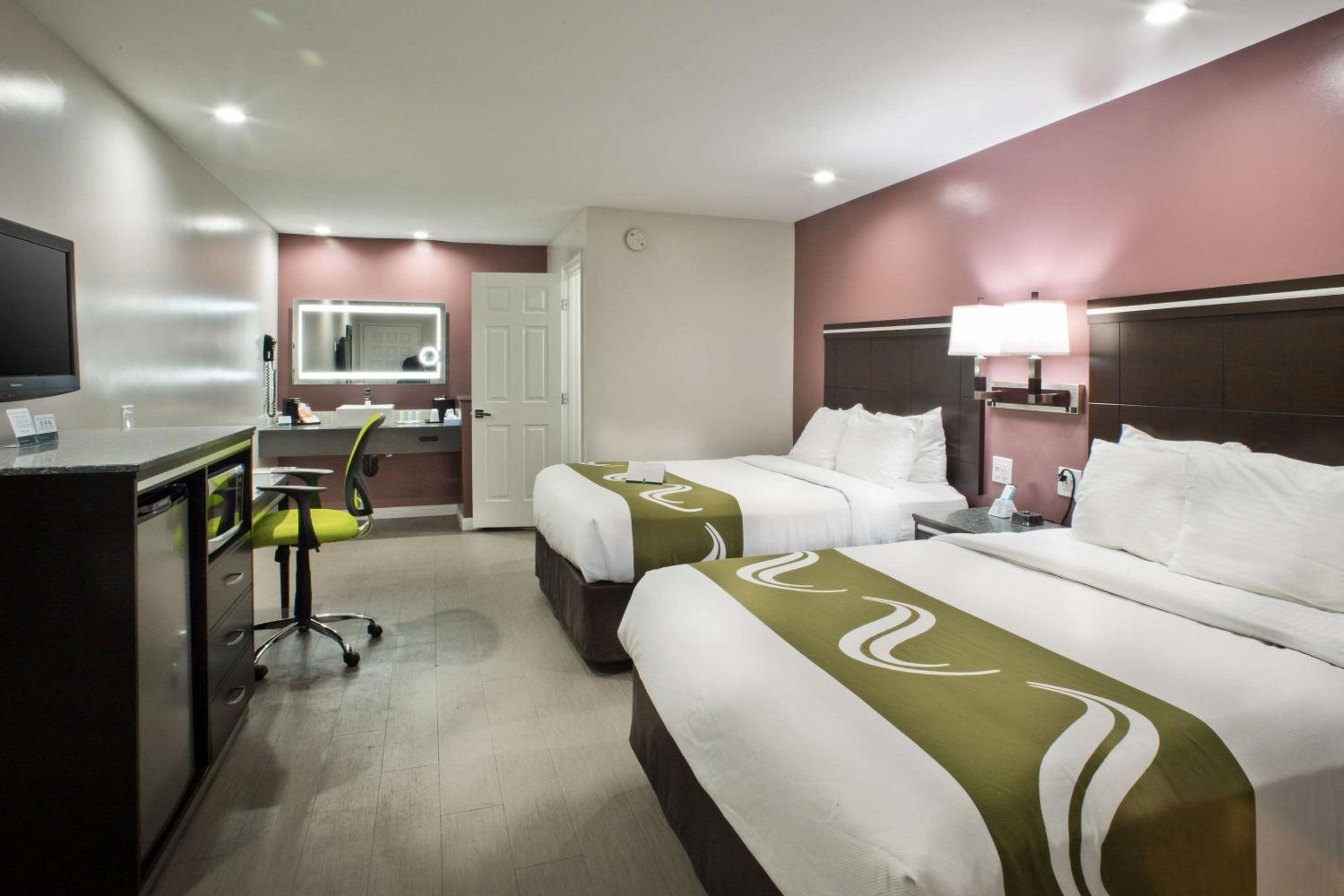 Queen Room with Two Queen Beds - Non-Smoking - Photo 2