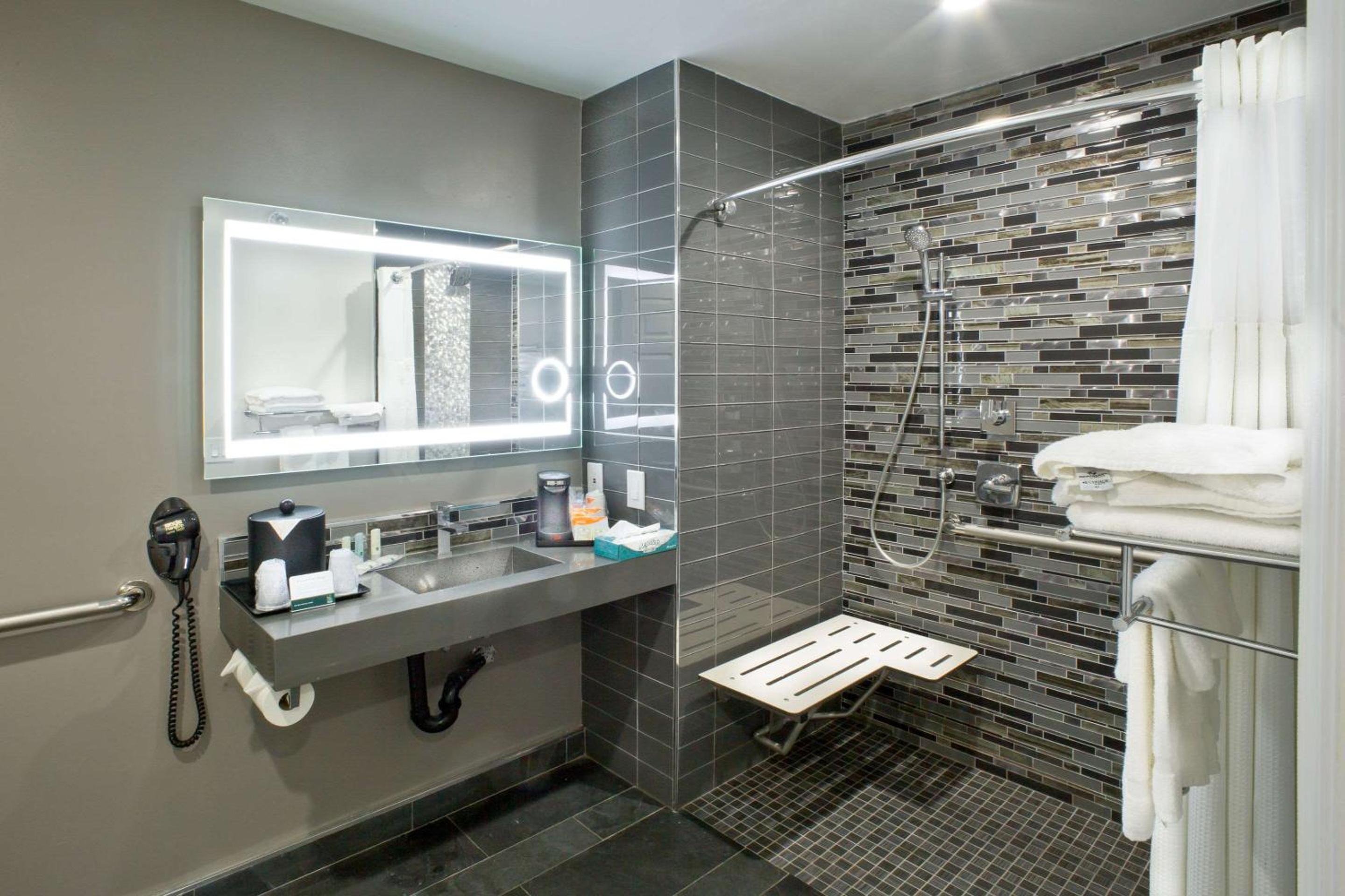 King Room Upgrade - Accessible/Non-Smoking photo 3