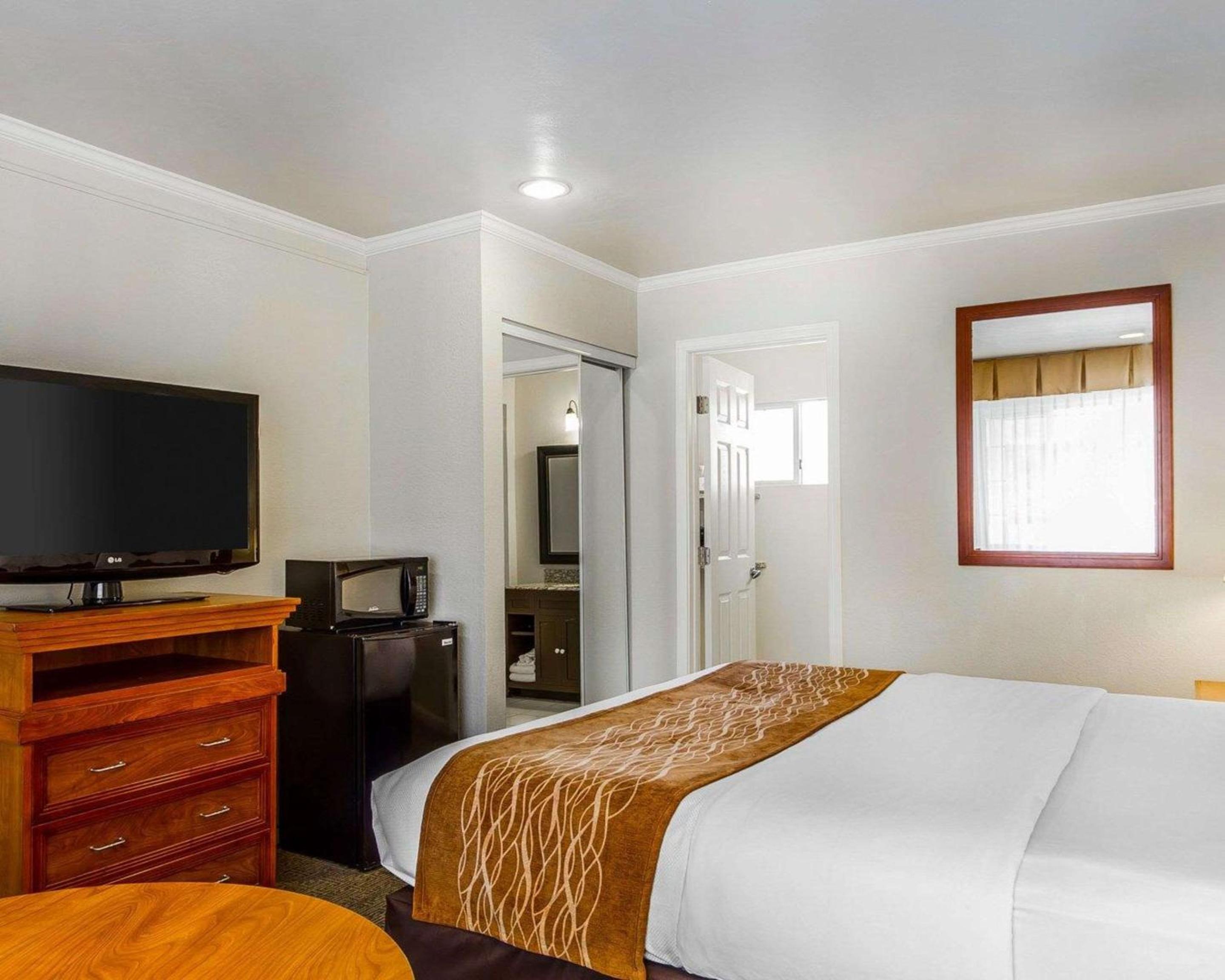 Standard Room With One King Bed - Non-Smoking - Photo 5