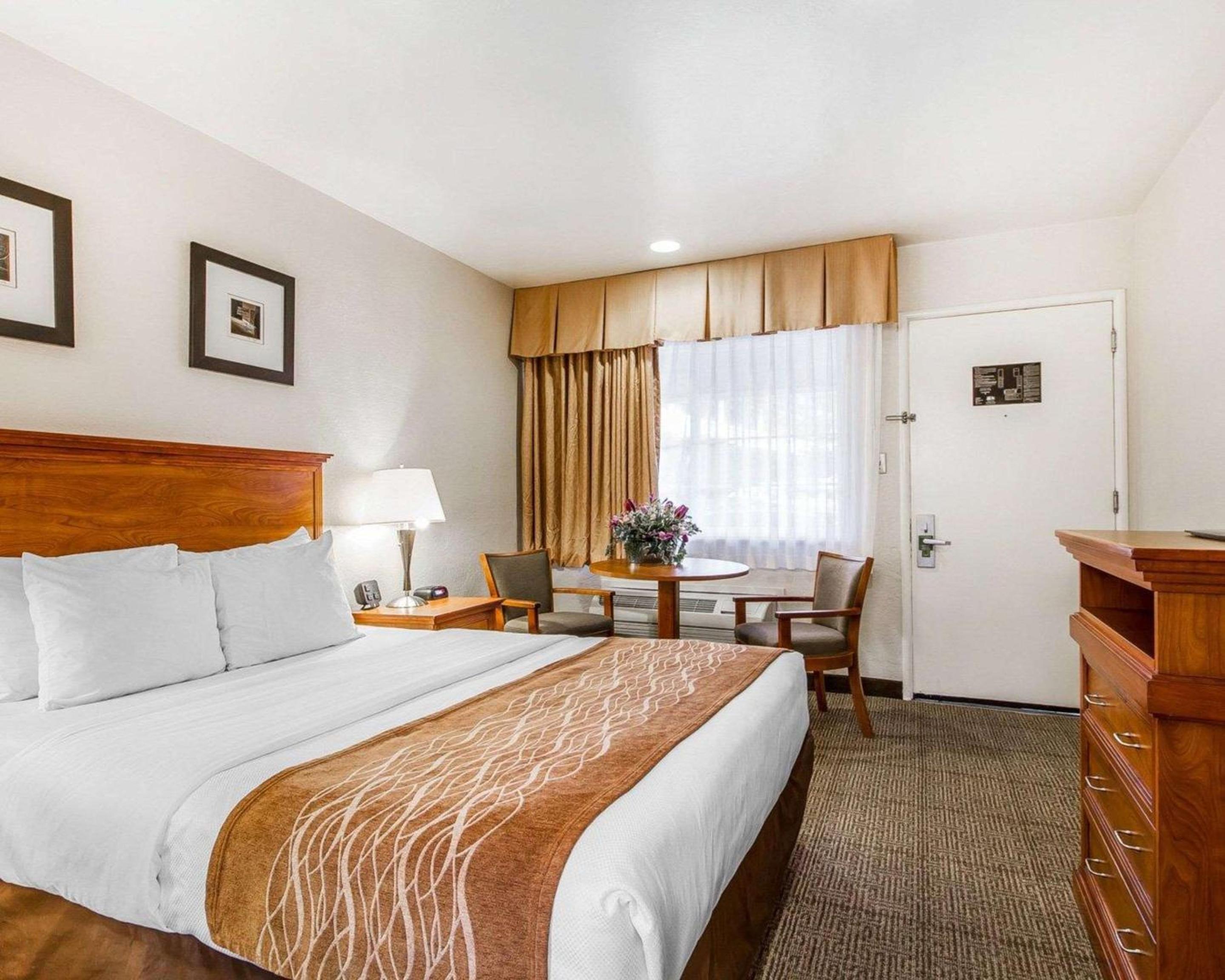 Standard Room with One Queen Bed - Non-Smoking - Photo 4