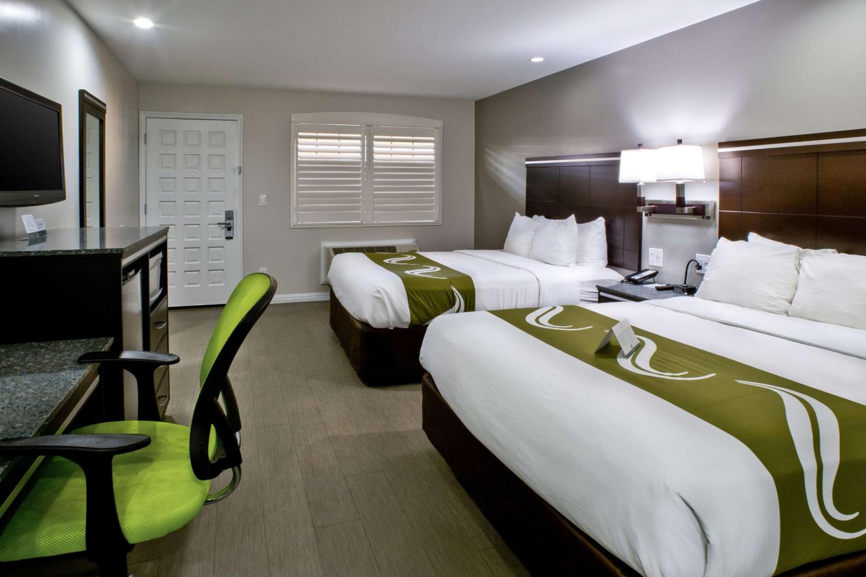 Queen Room with Two Queen Beds - Non-Smoking - Photo 4