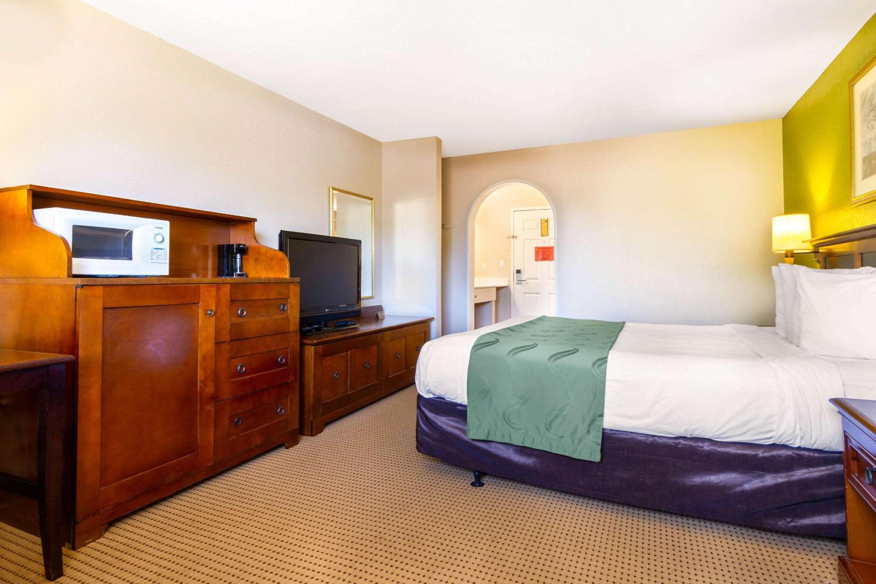 King Room - Non-Smoking - Photo 1