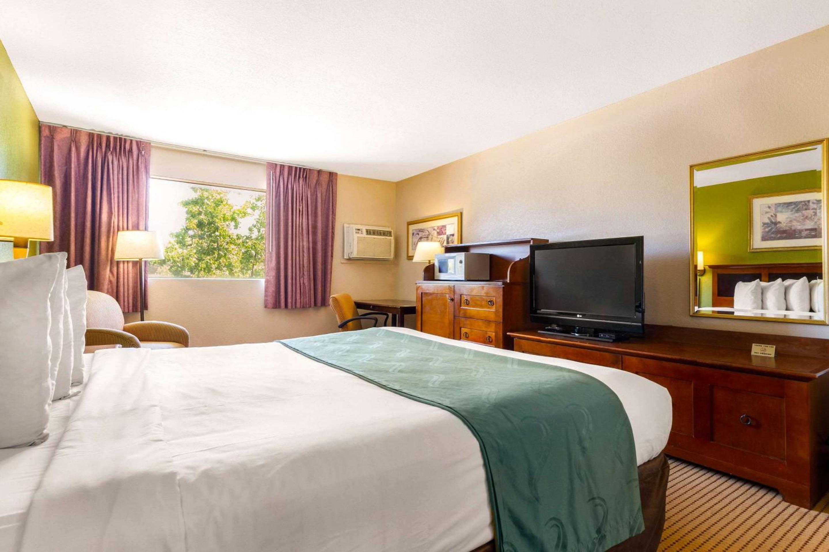 King Room - Non-Smoking - Photo 4