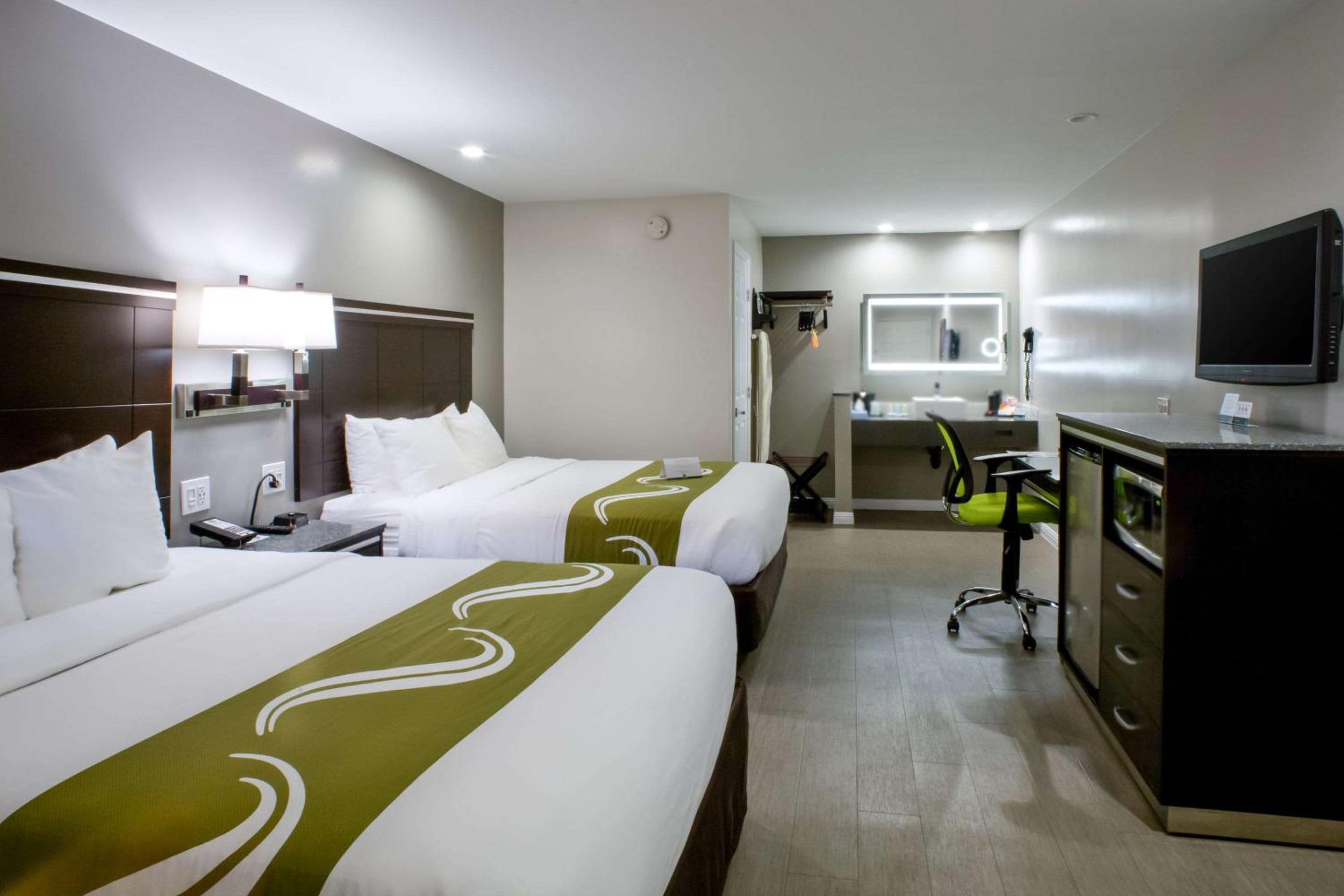 Queen Room with Two Queen Beds - Non-Smoking - Photo 3